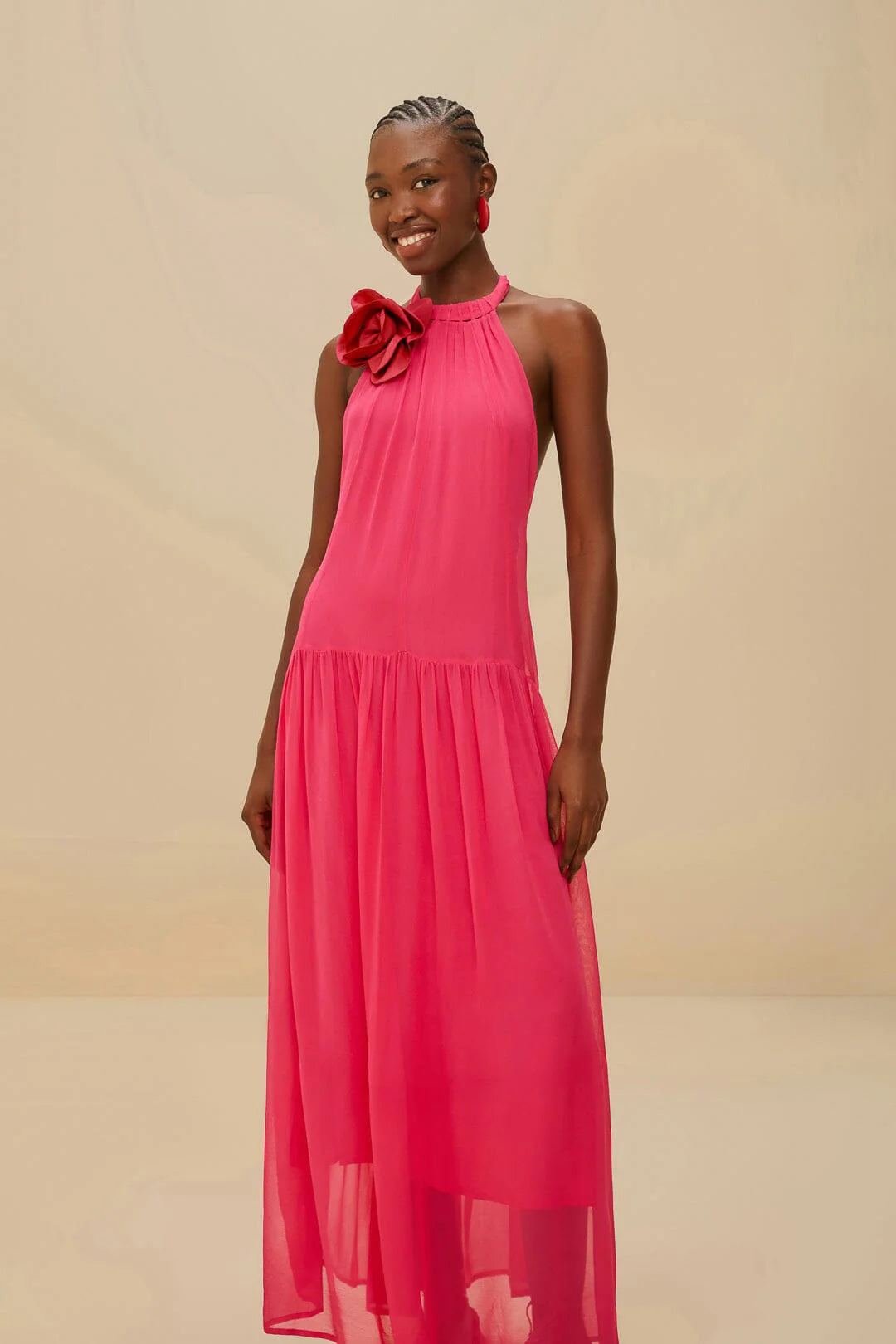 Maxi vestido rosa de flores y cuello halter