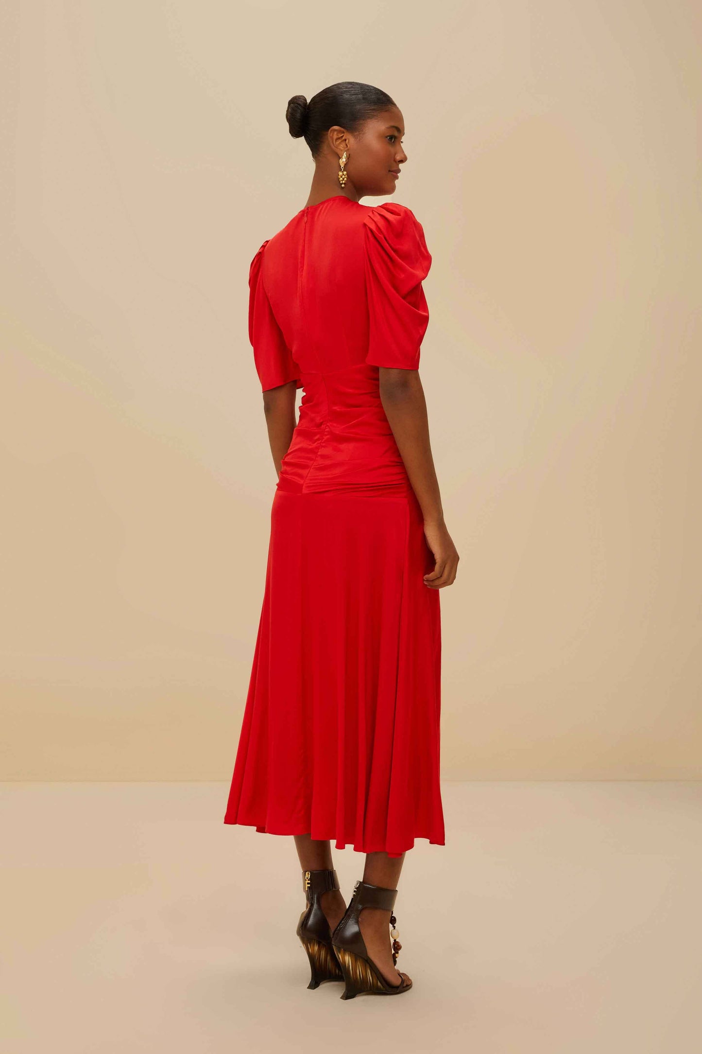 Vestido midi fruncido rojo