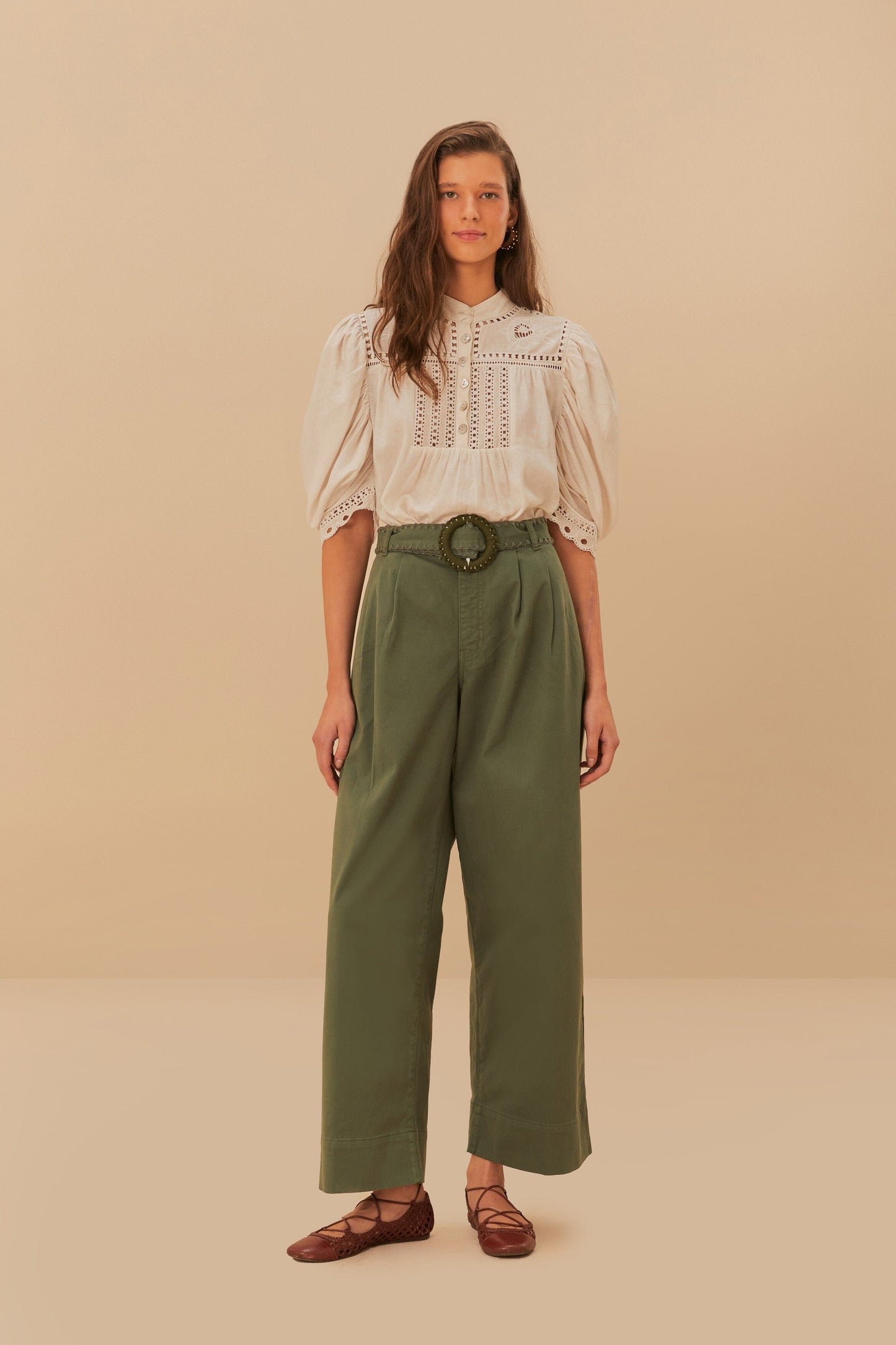Pantalón ancho plisado de sarga verde