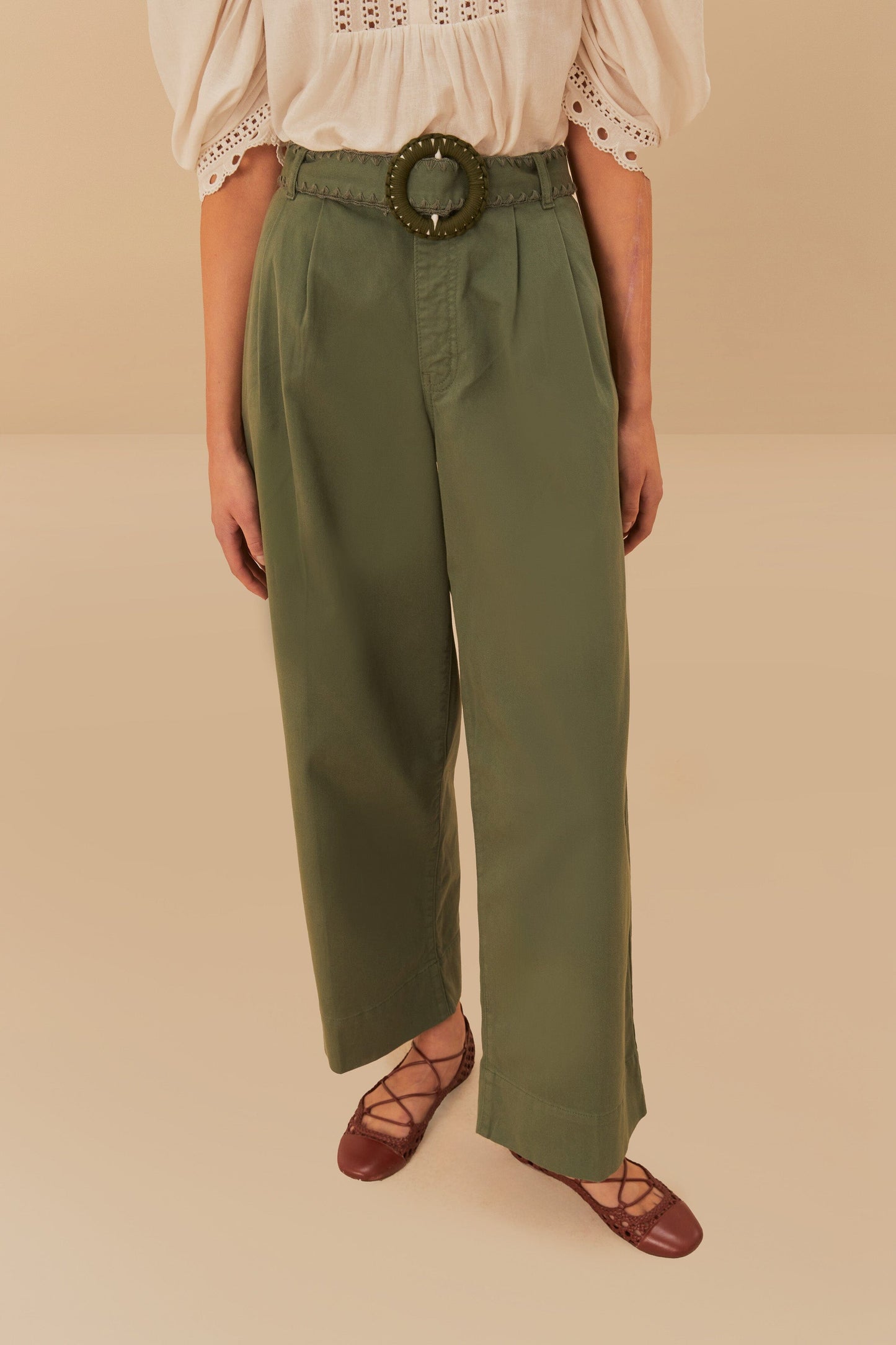 Pantalón ancho plisado de sarga verde