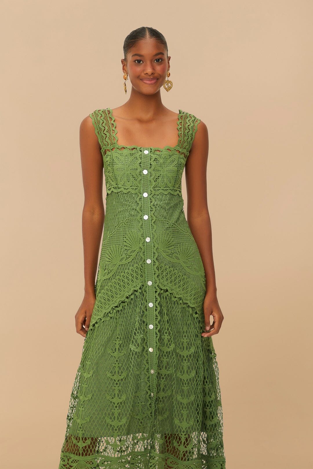 Vestido largo verde con guipur