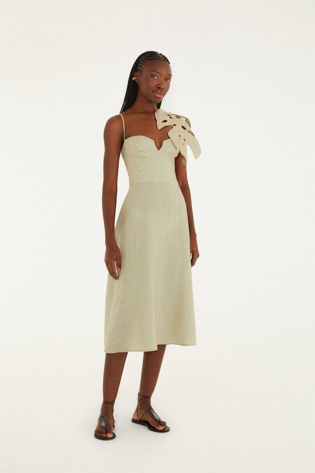 vestido midi sin mangas con hojas de monstera a rayas