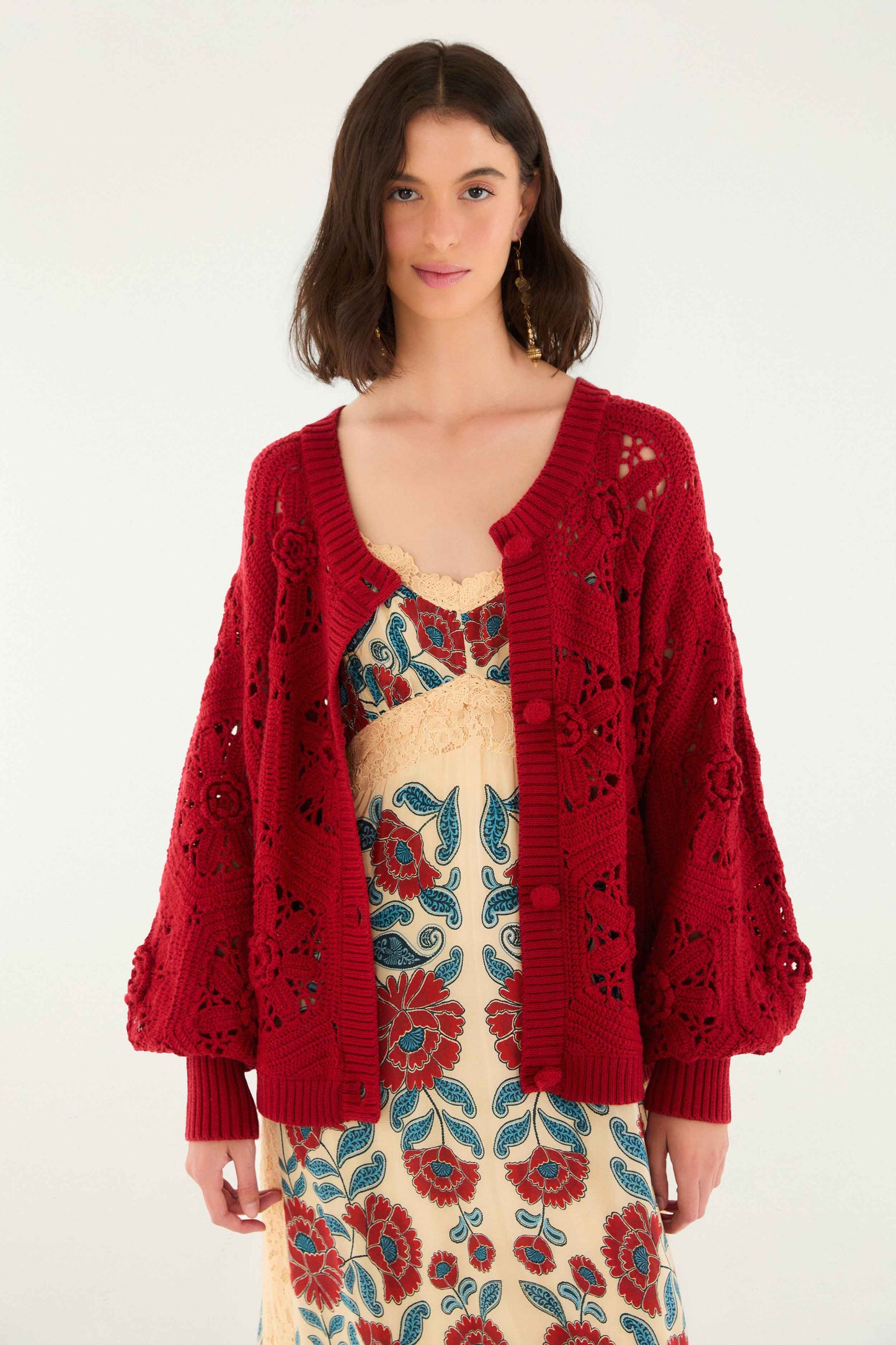 Cárdigan rojo de punto con flores de ganchillo