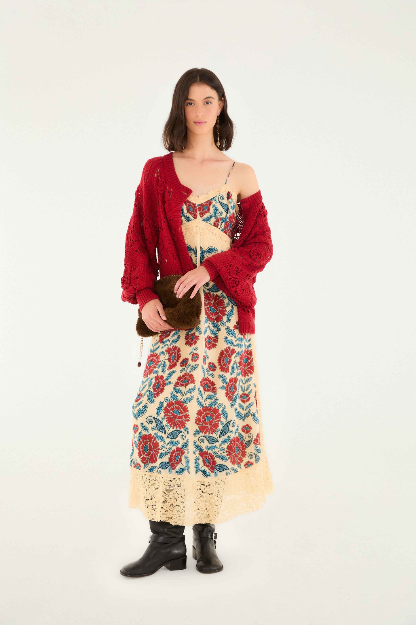 Cárdigan rojo de punto con flores de ganchillo