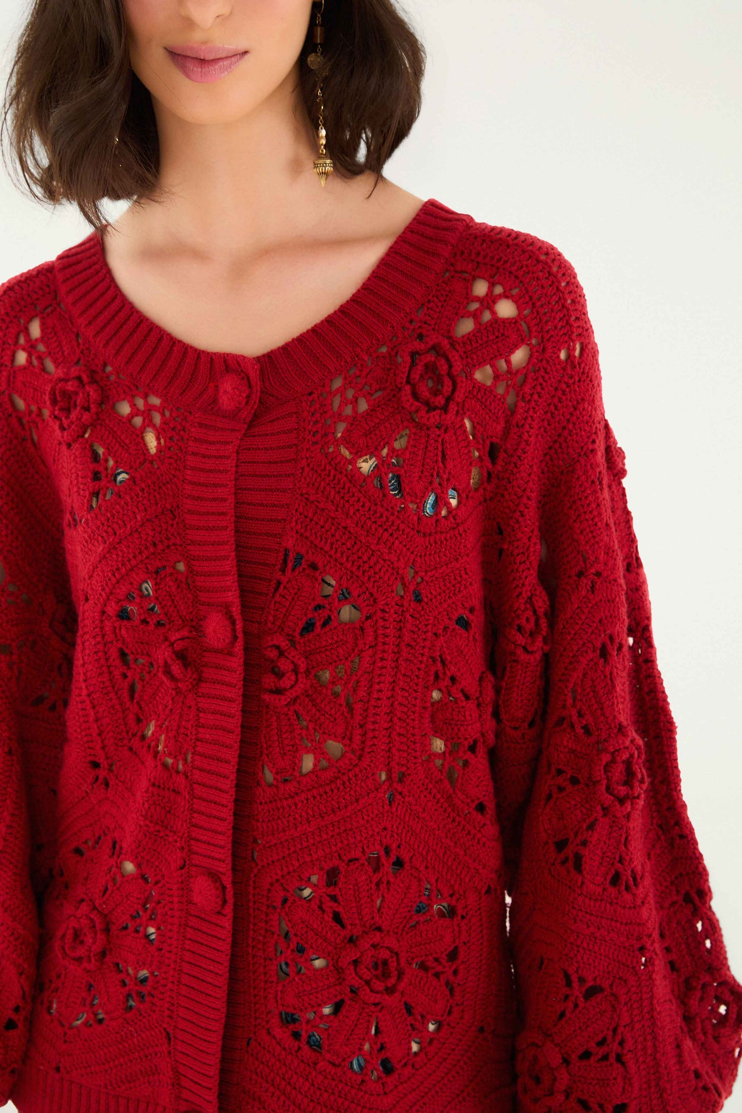 Cárdigan rojo de punto con flores de ganchillo