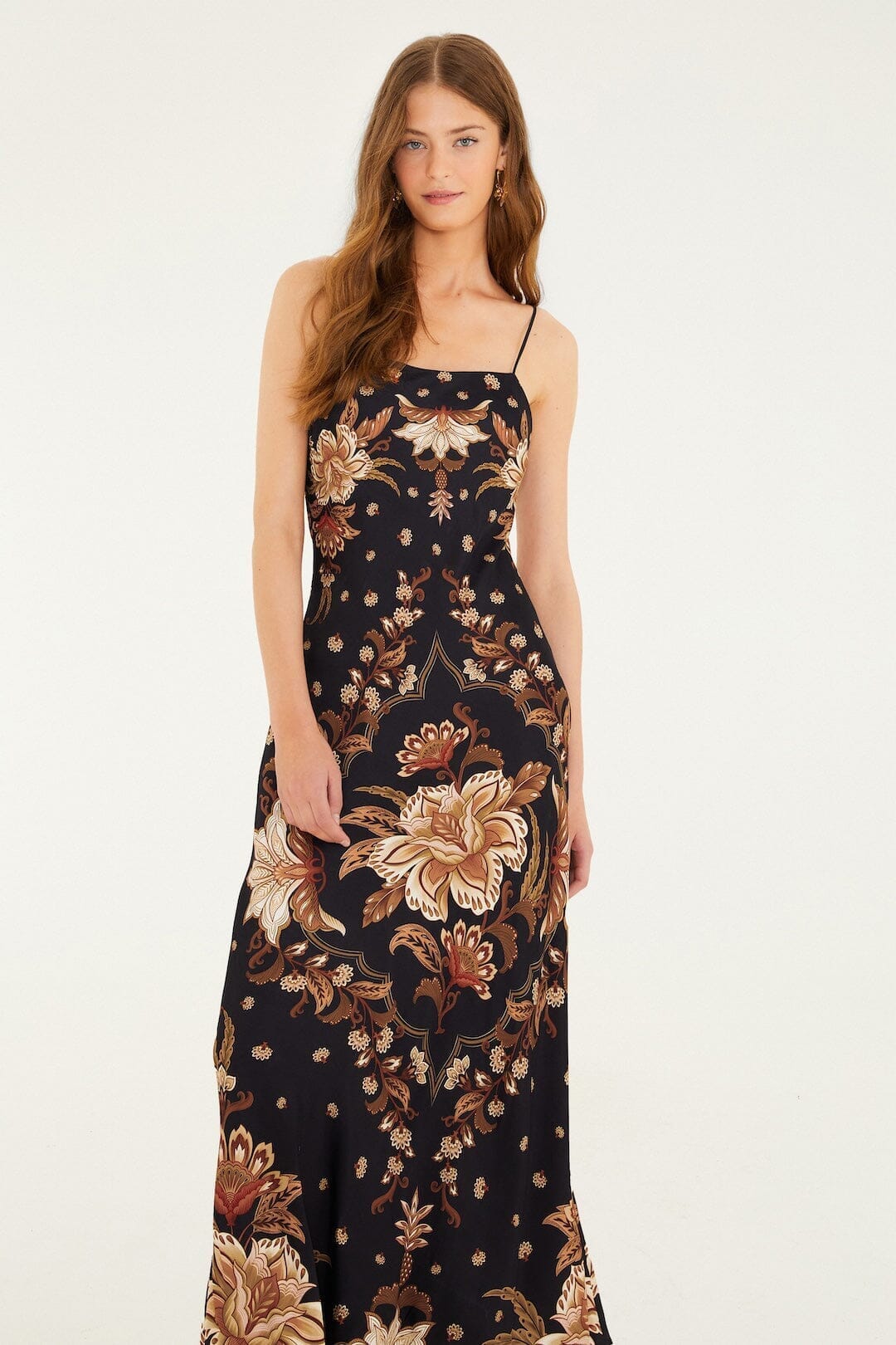 vestido lencero negro majestuoso jardín
