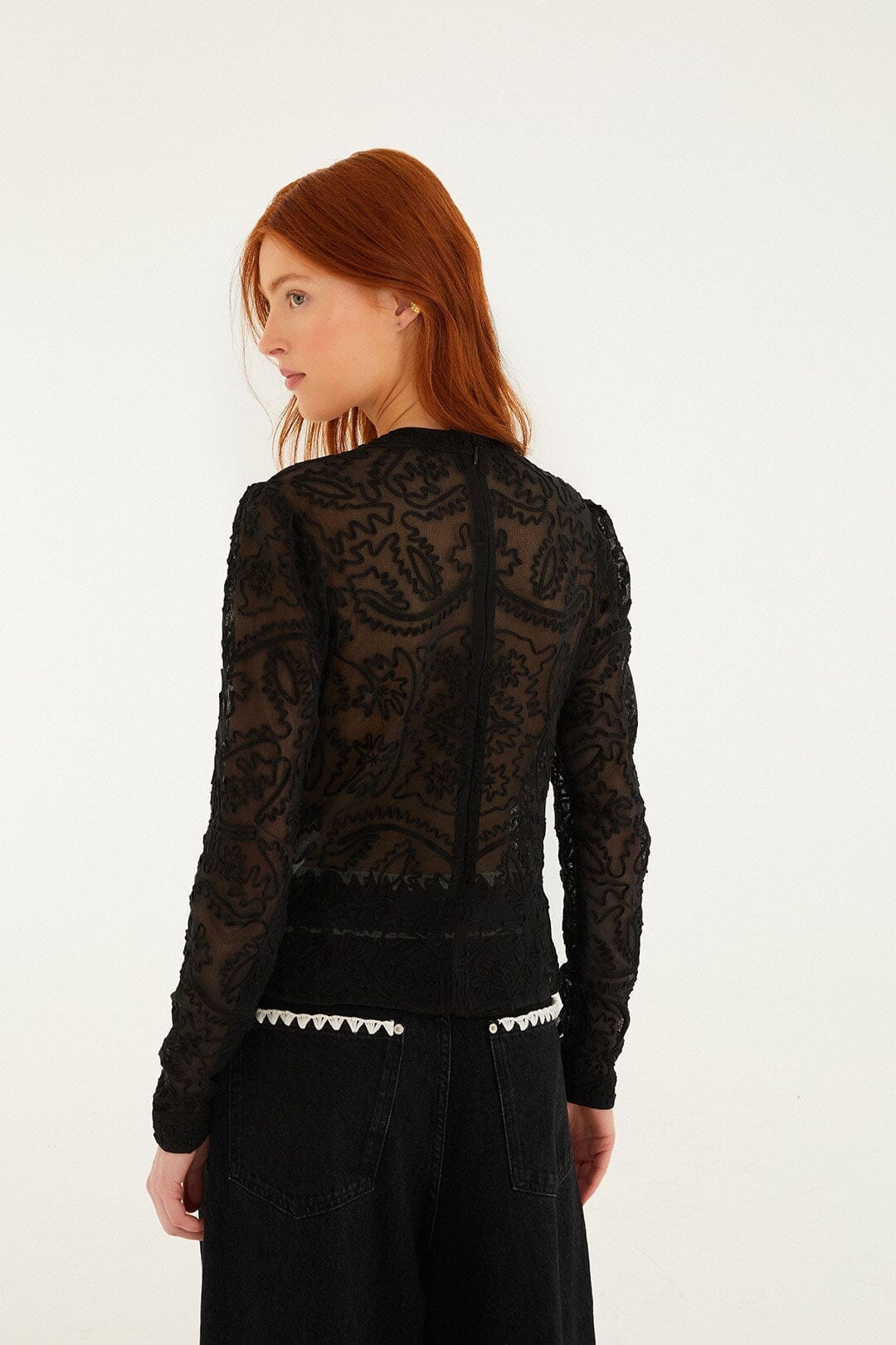 Blusa de manga larga con bordado negro