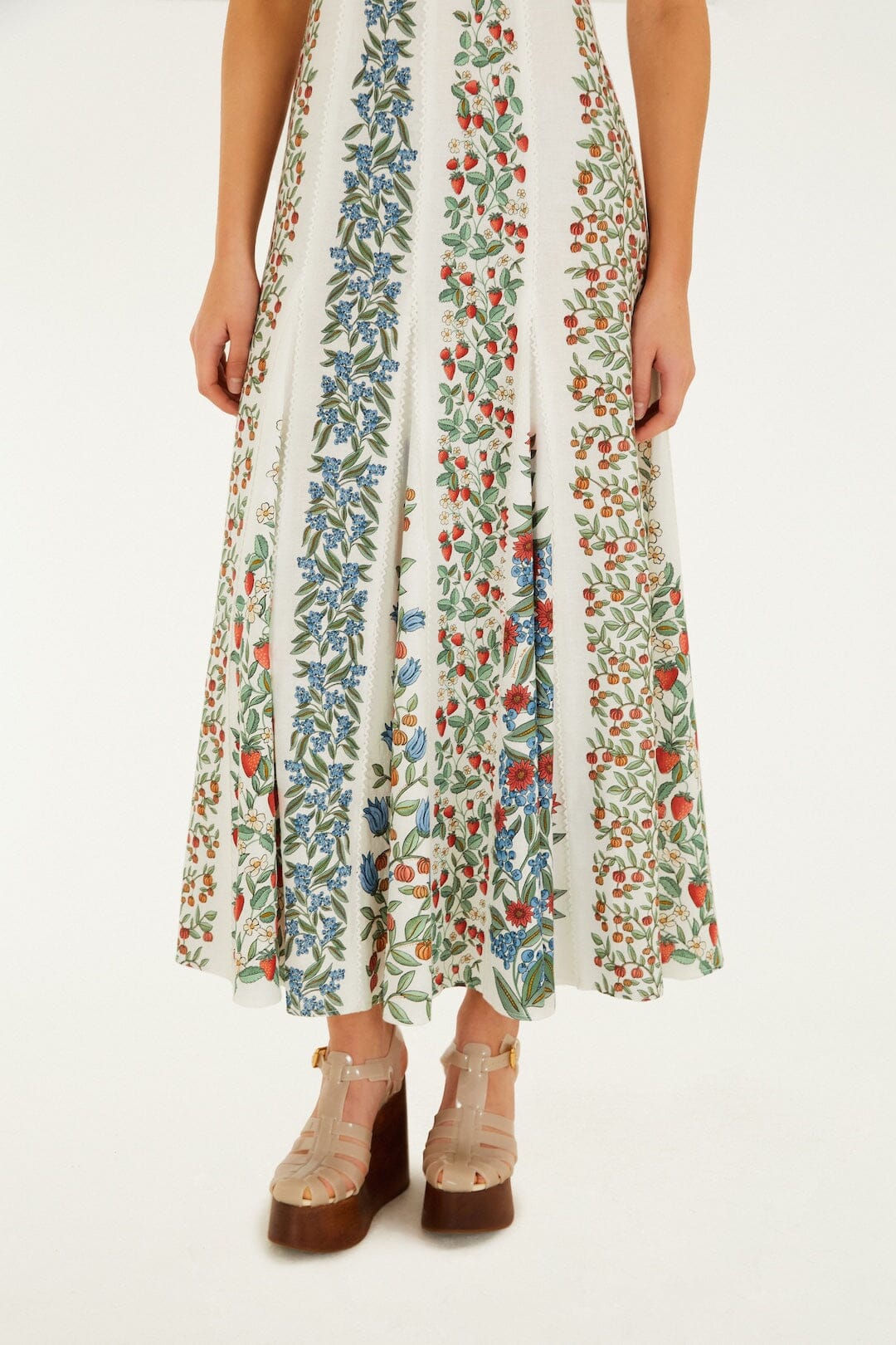 vestido largo blanco roto con belleza frutal