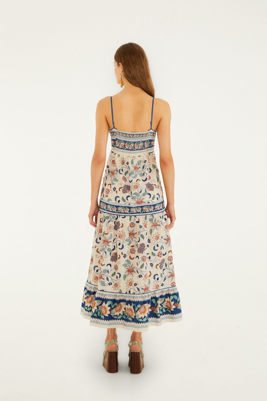 vestido midi rosa claro con estampado floral delhi