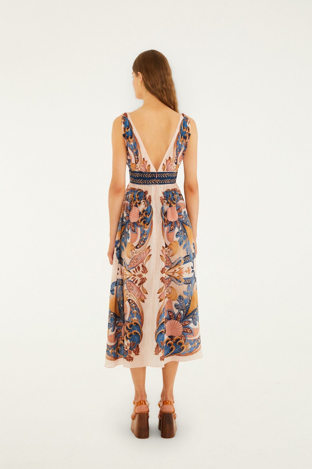 vestido midi rosa suave con pañuelo de jardín