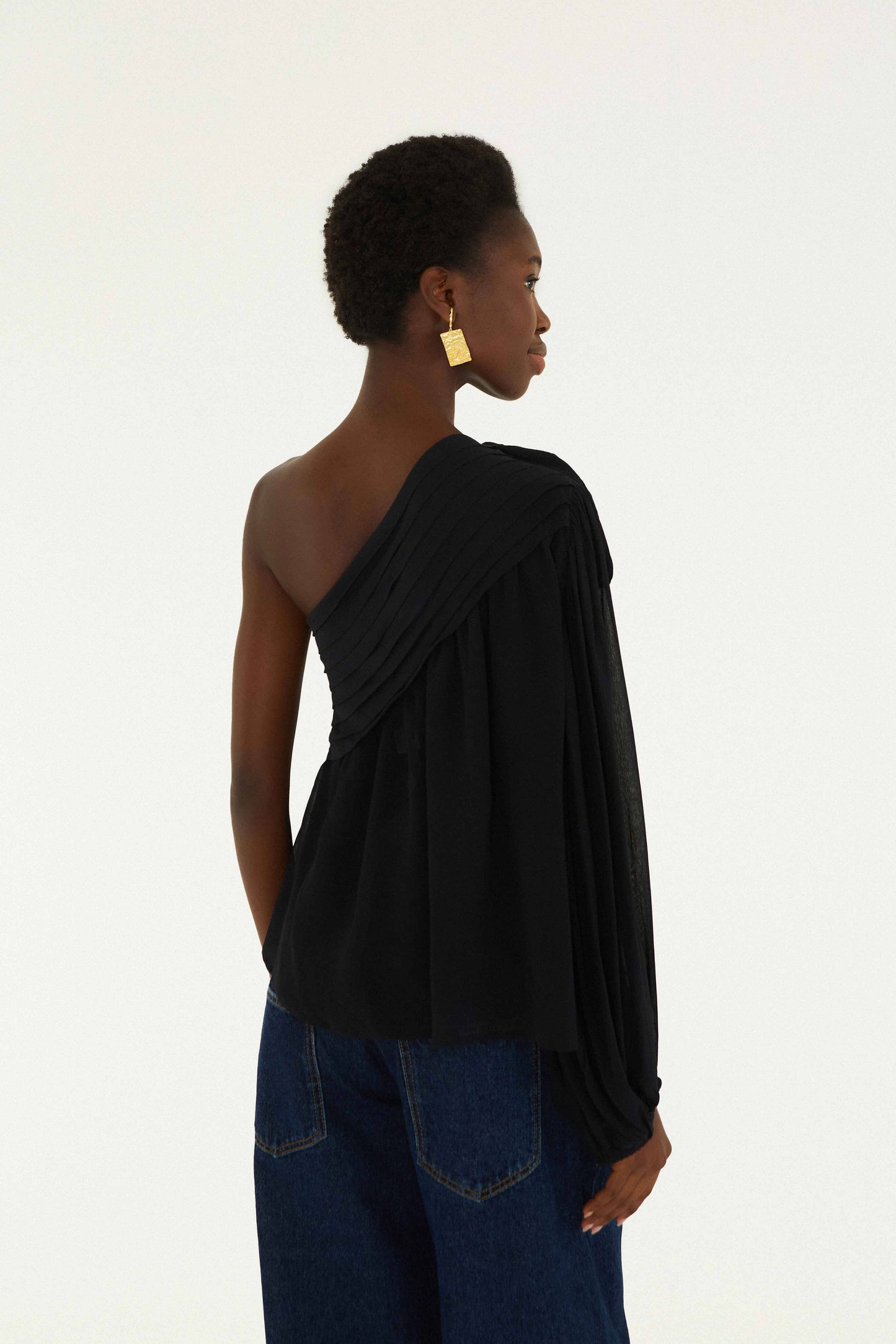 blusa negra de un hombro con rosa