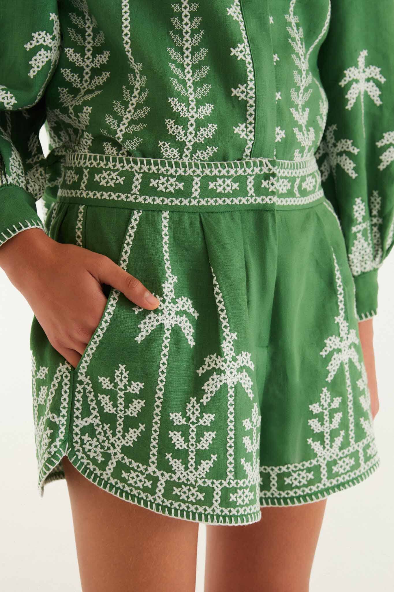 Short Bicolor con Bordado de Punto de Cruz