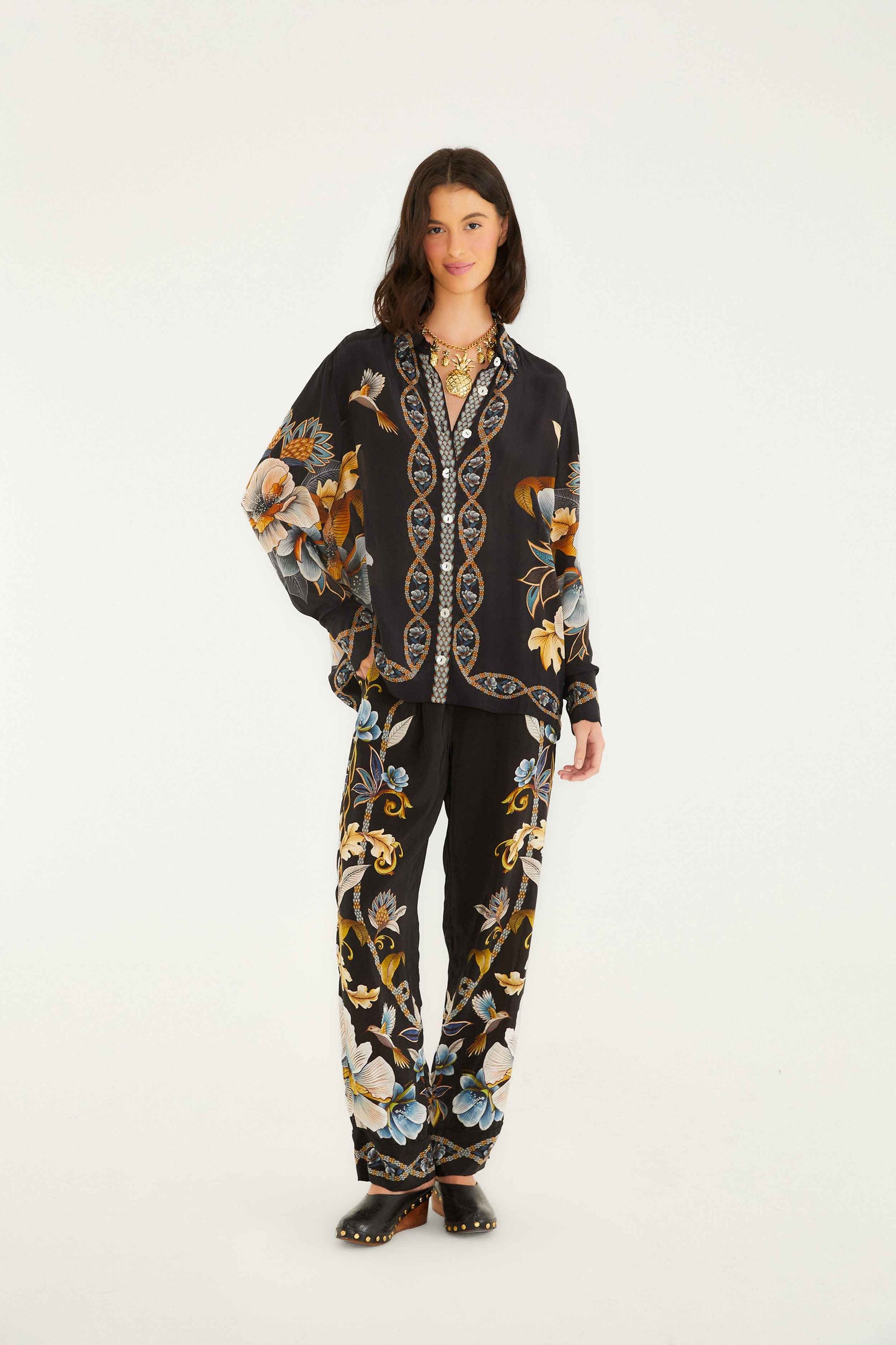 Camisa floral negra de serpiente
