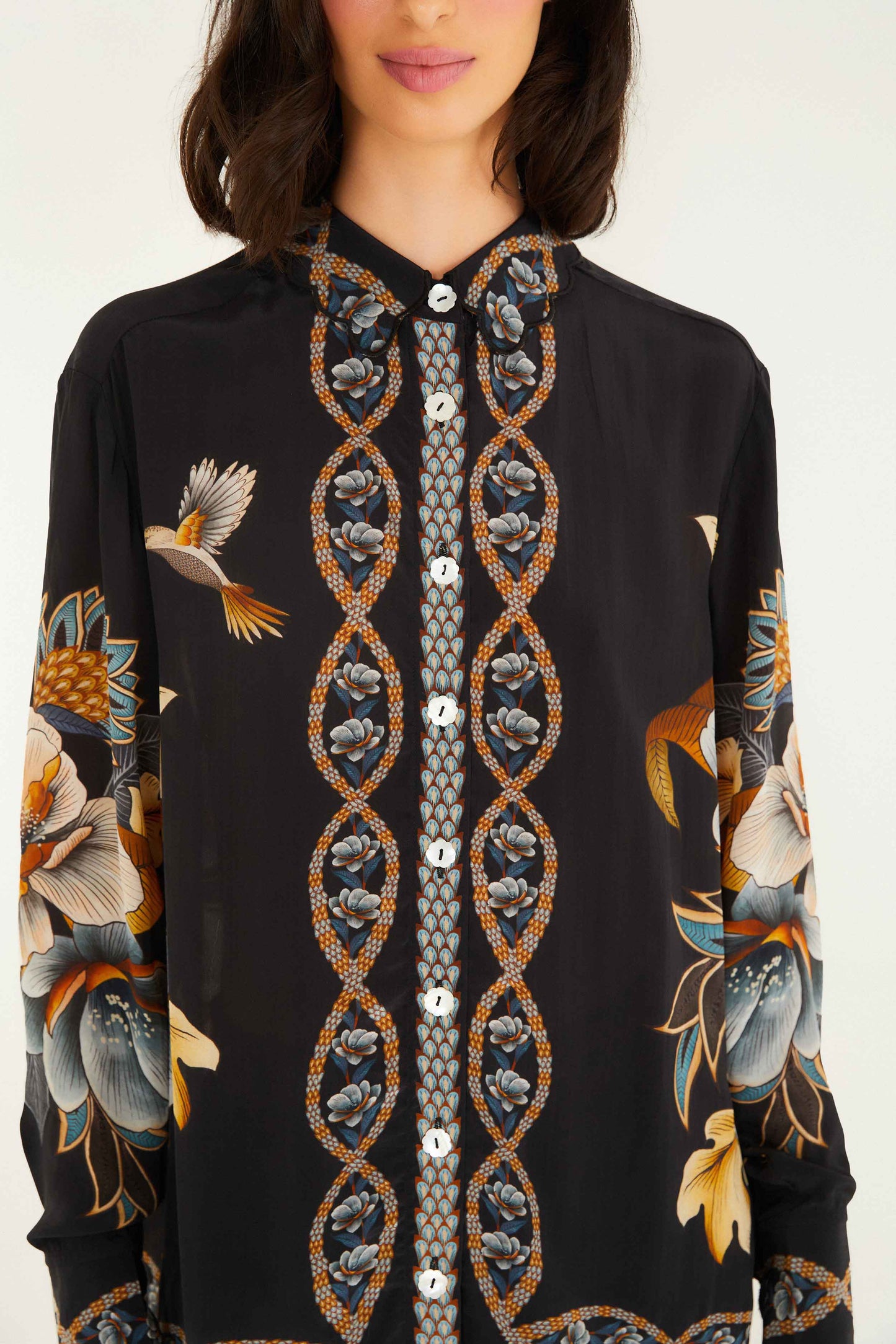 Camisa floral negra de serpiente