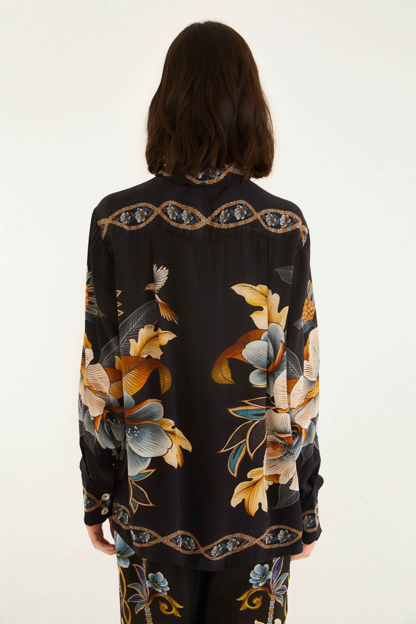 Camisa floral negra de serpiente