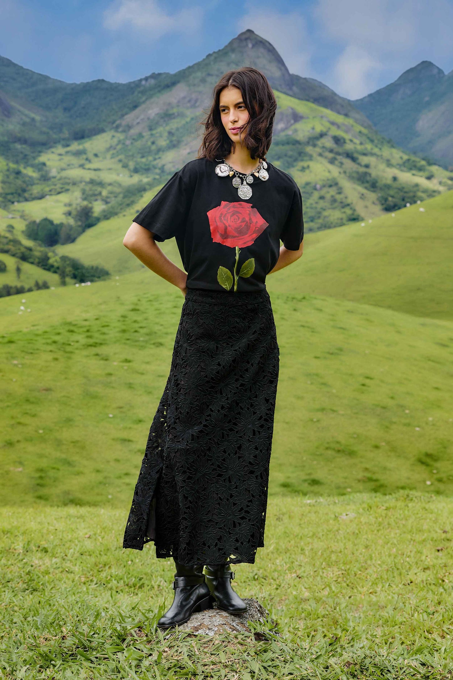 Falda midi negra de encaje floreado