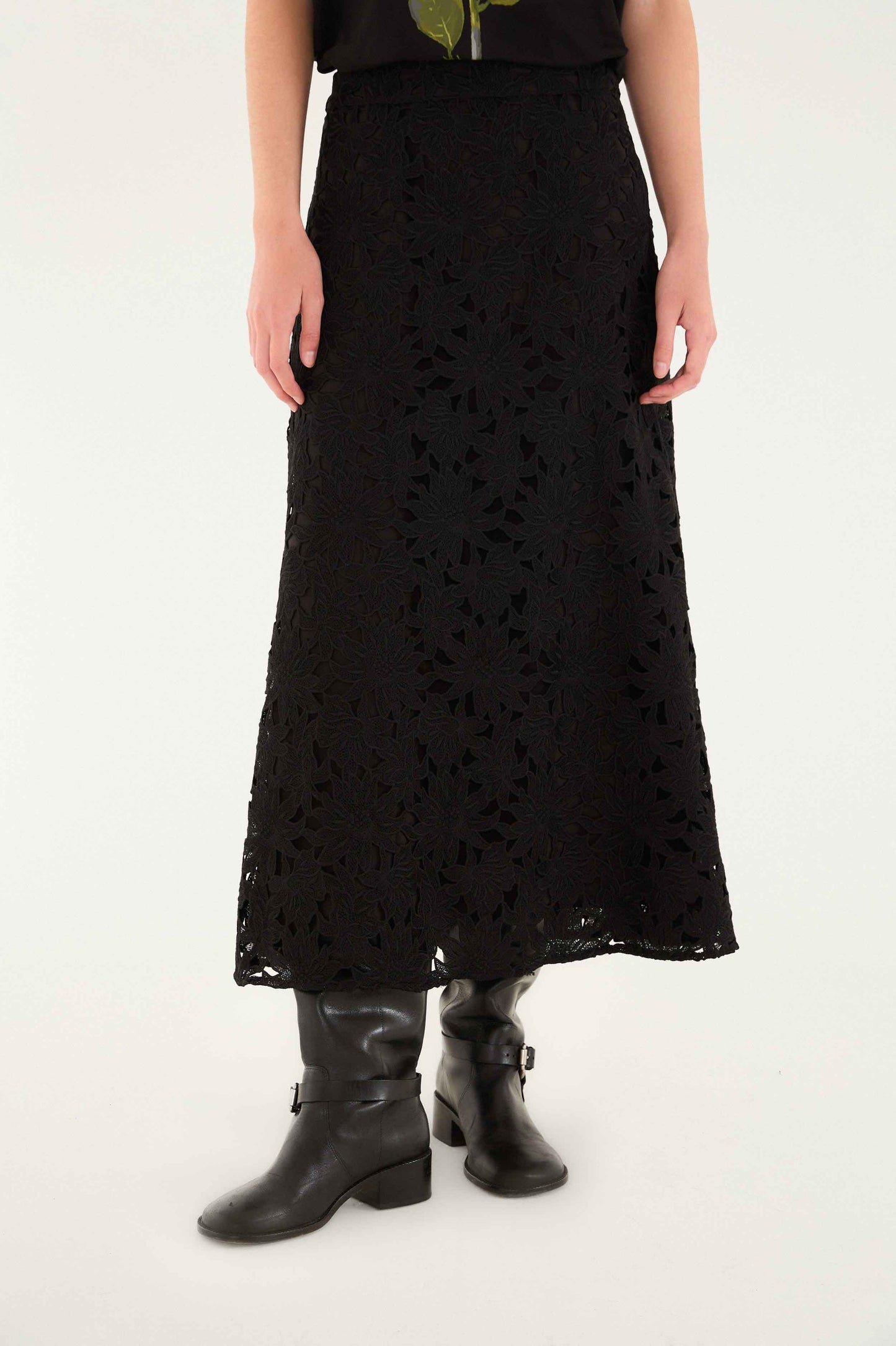Falda midi negra de encaje floreado