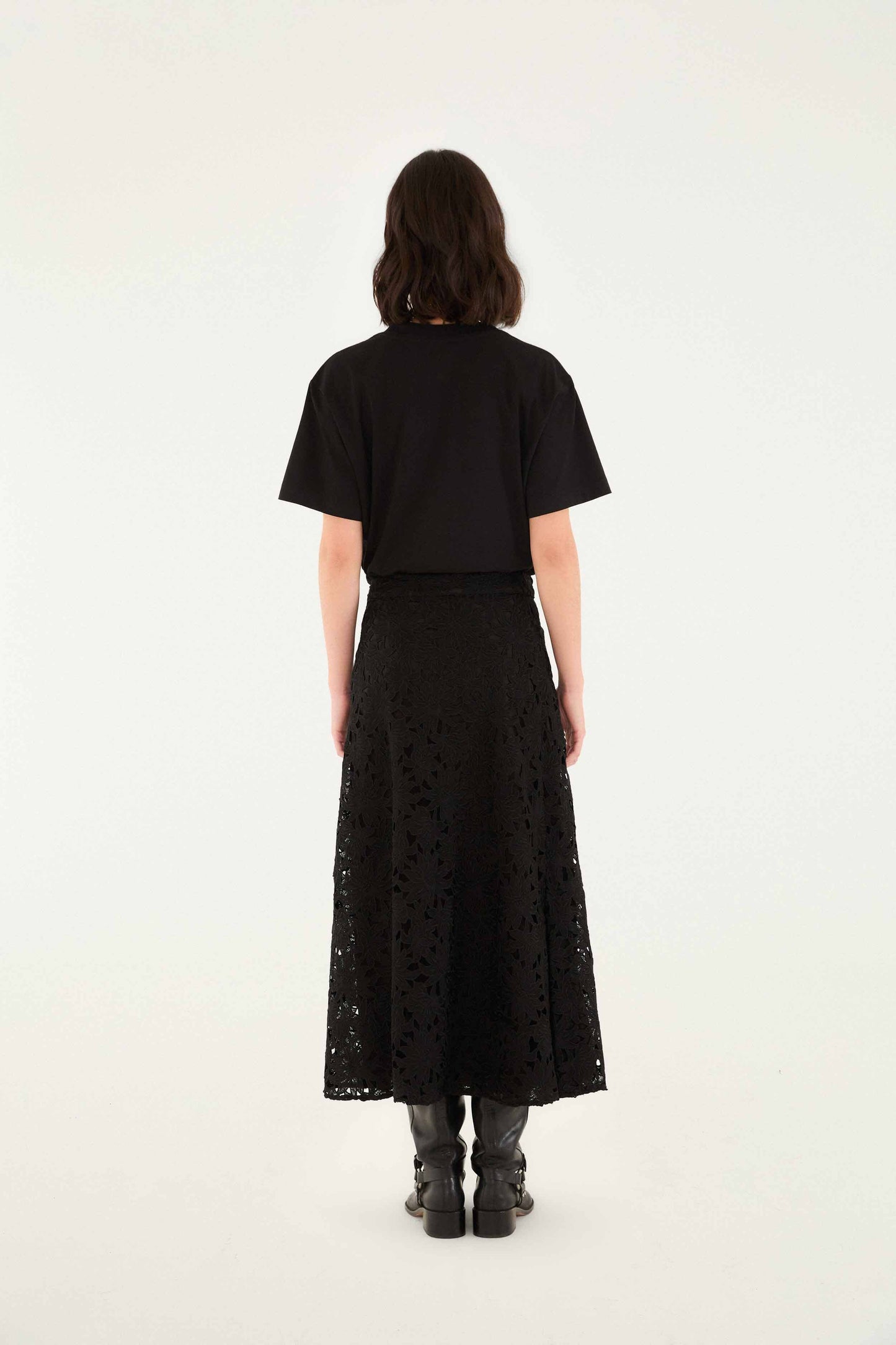 Falda midi negra de encaje floreado