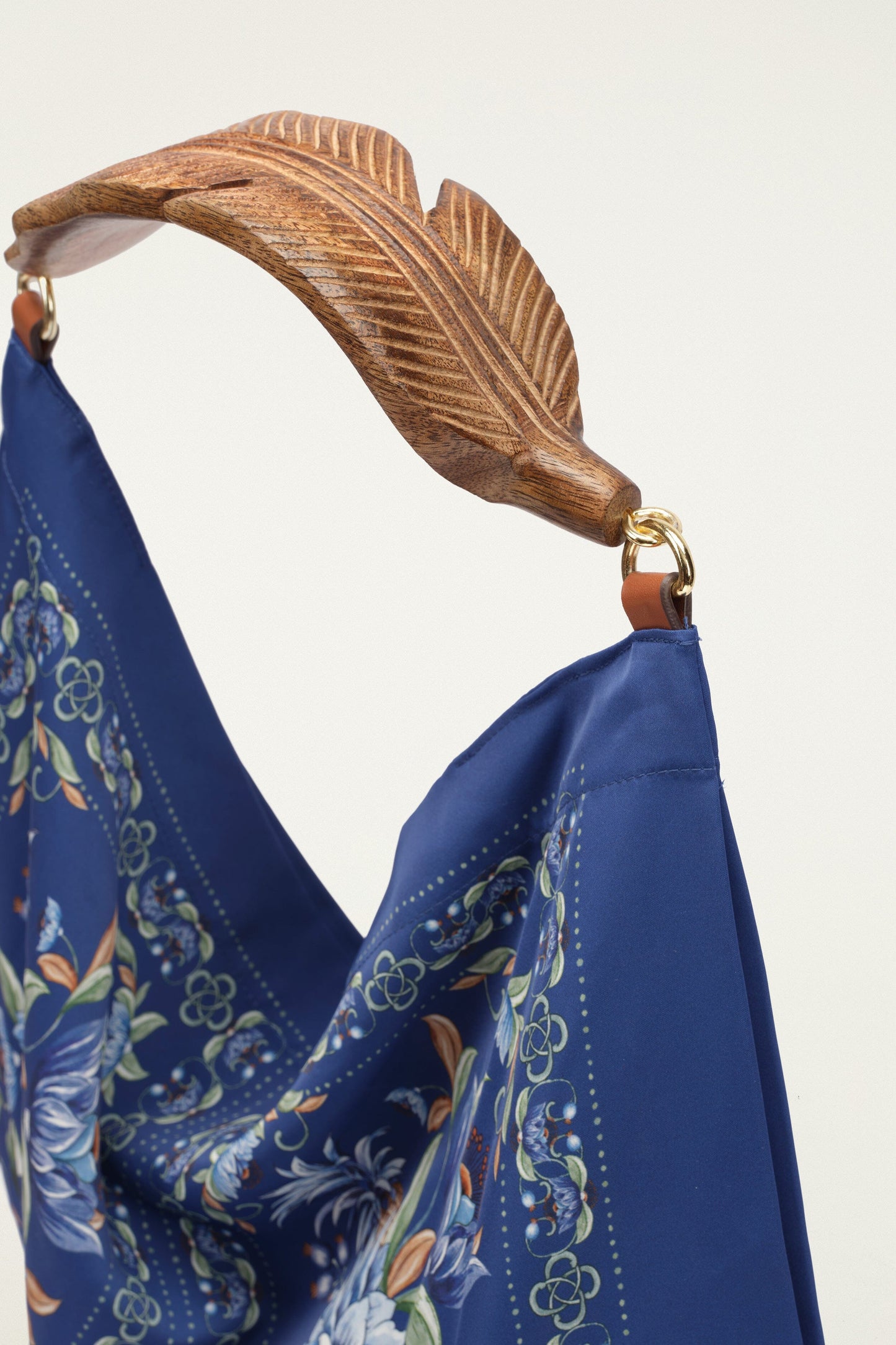 Bolsa Pañuelo Pequeña de Satén Azul Flores
