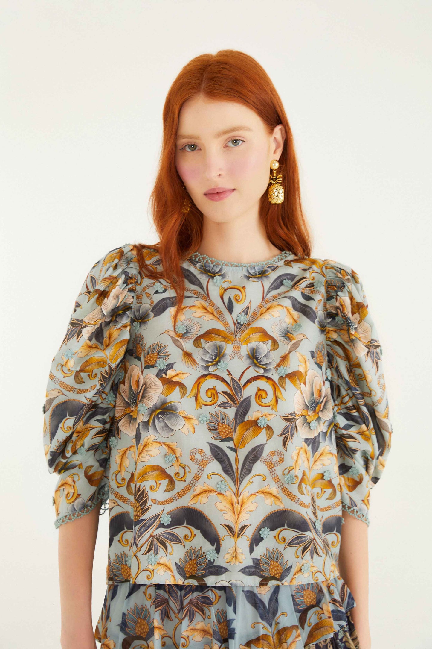 Blusa con aplique en 3d Jardín de serpientes azul