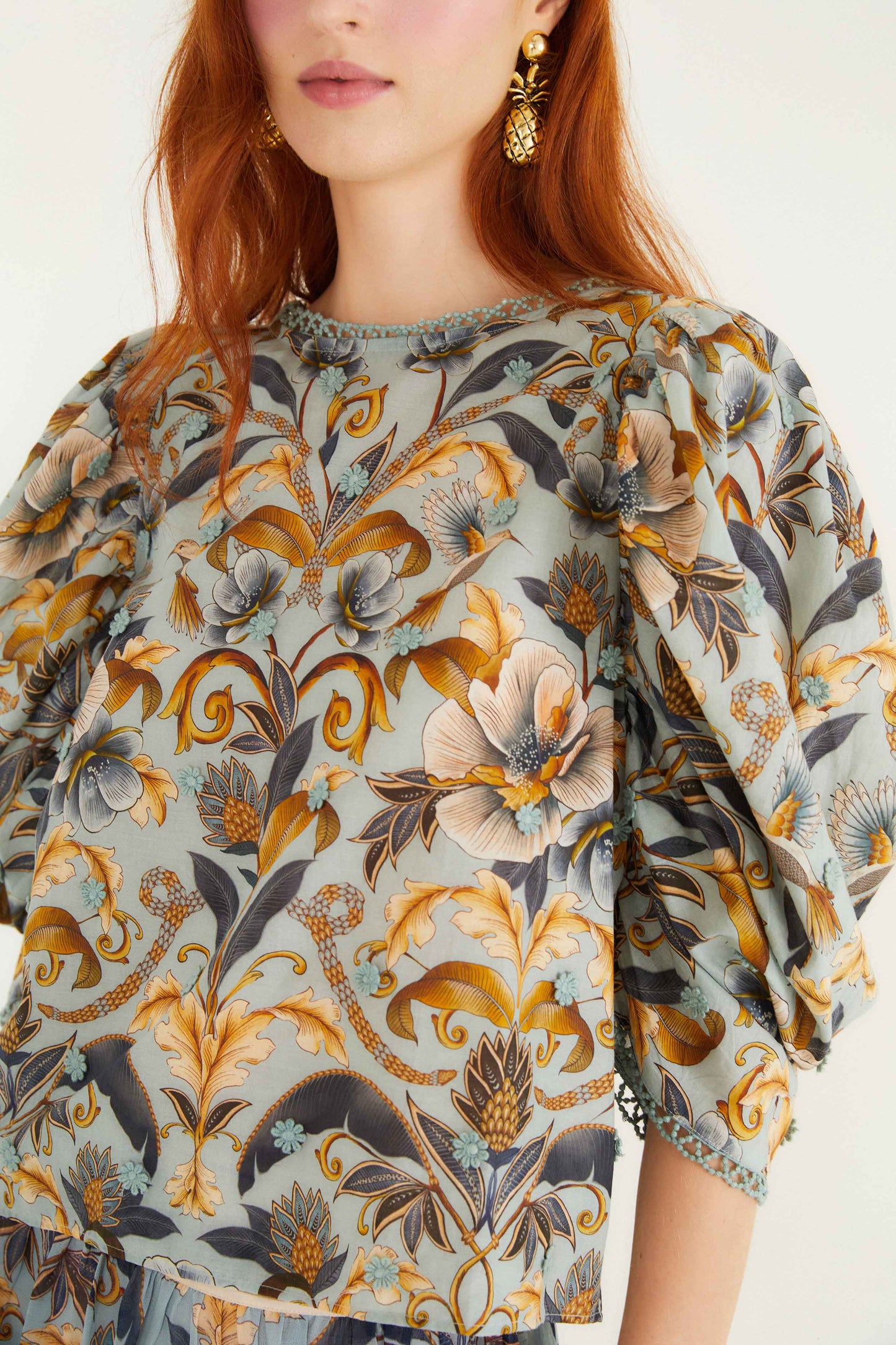 Blusa con aplique en 3d Jardín de serpientes azul