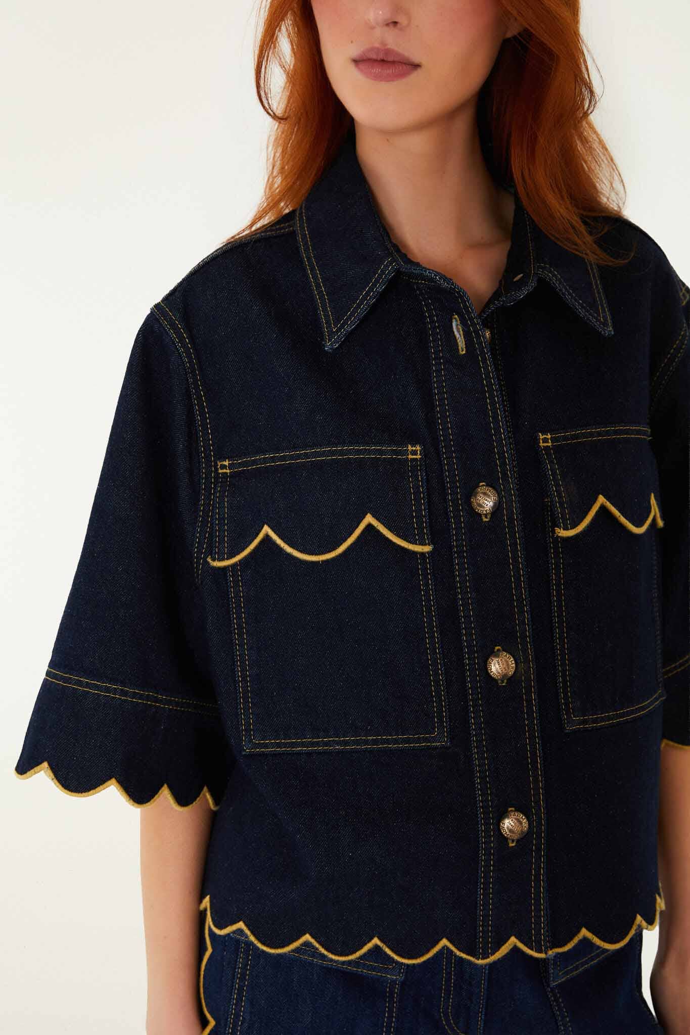 Camisa de Manga Corta Mezclilla Oscura con Ruedo Ondulado