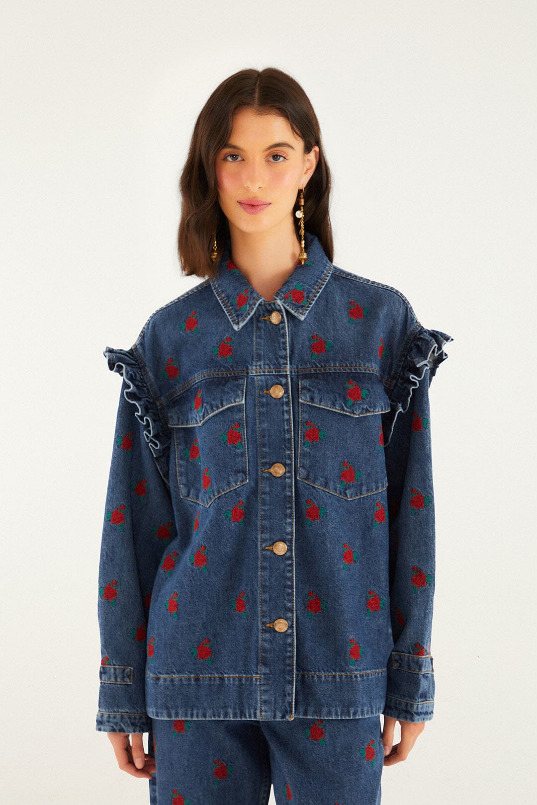 Camisa vaquera con flores bordadas
