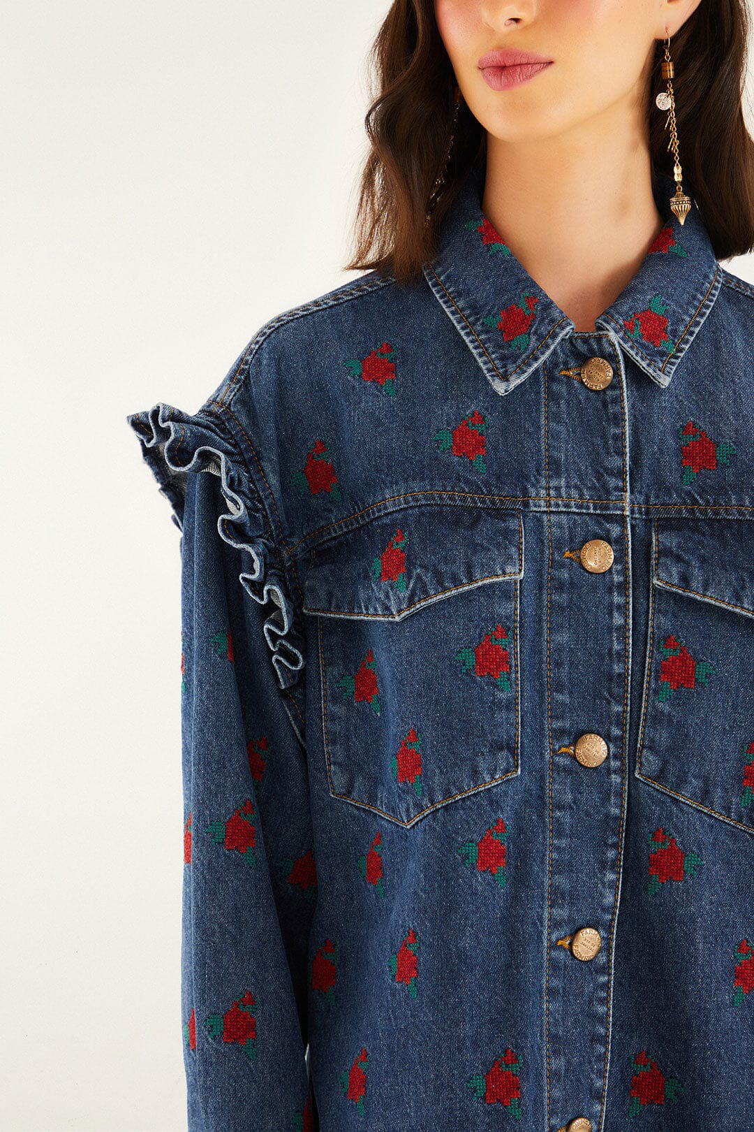 Camisa vaquera con flores bordadas