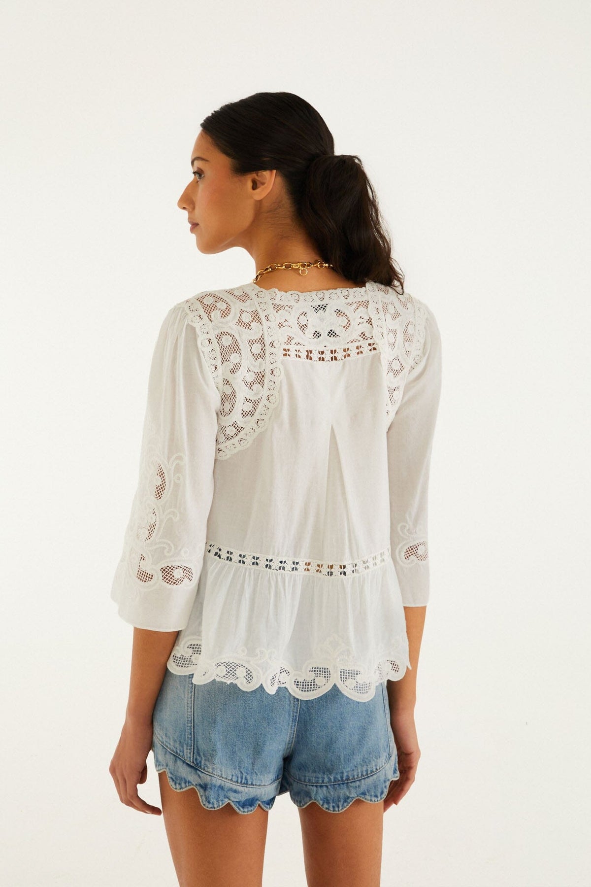Shorts de Mezclilla Clara Romantic con Ruedo Ondulado