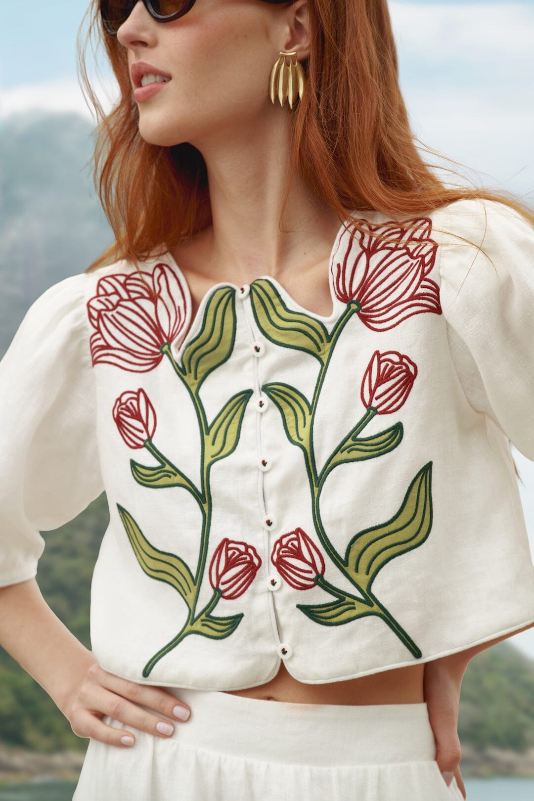 Crop Top Blanco Hueso Bordado con Flores