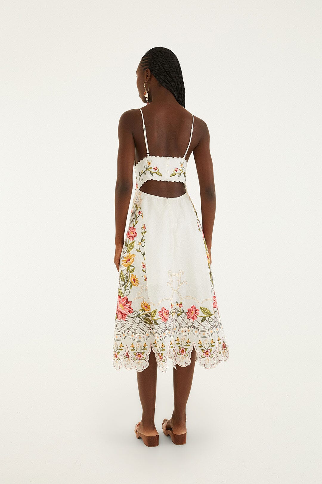Vestido Midi Blanco Hueso con Bordado de Flores y Bajo Asimétrico