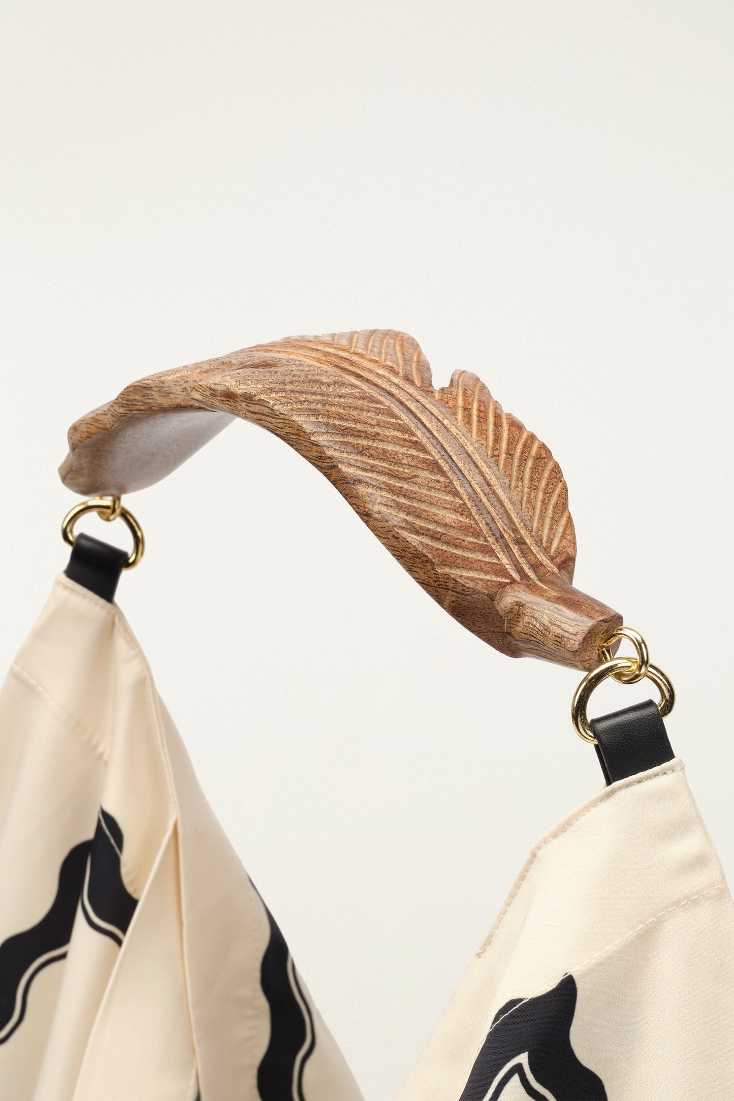 Bolsa Scarf Bag Mediana de Satín Blanco Hueso con Flores