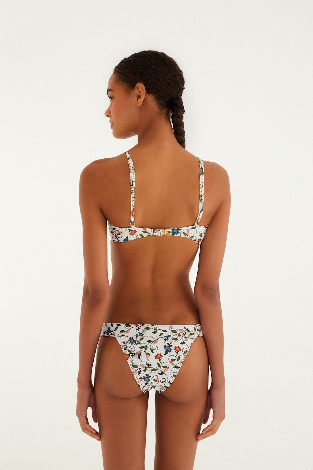 top de bikini blanco roto con aros y jardín cosido