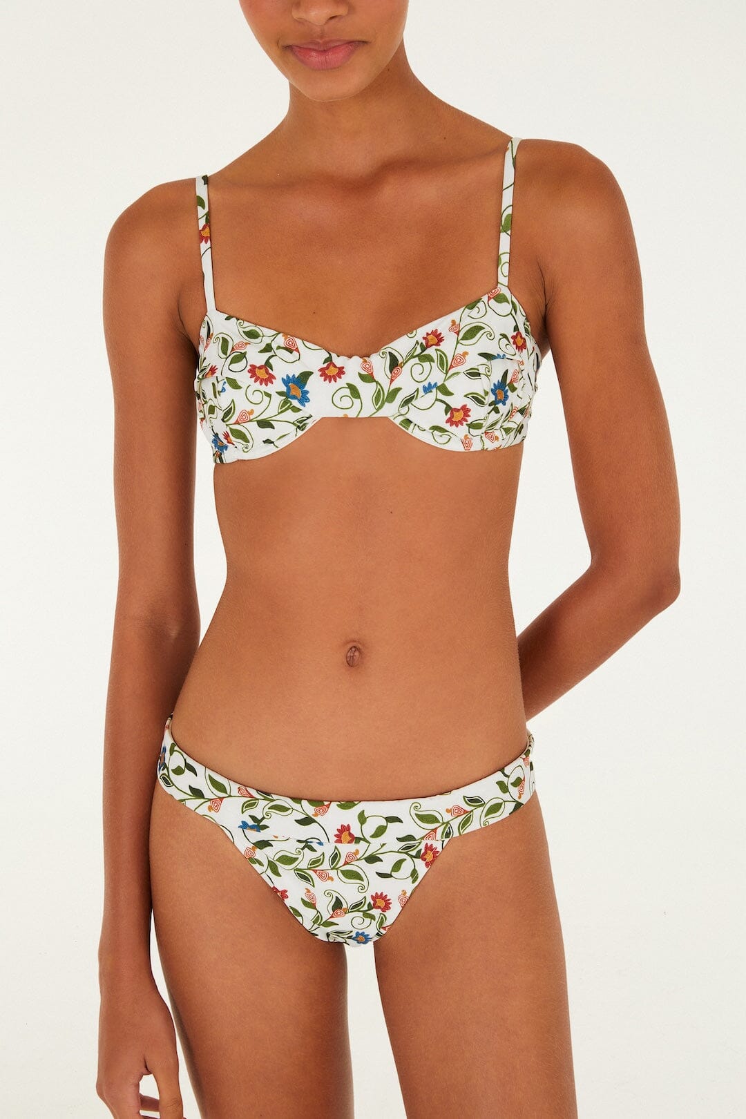 top de bikini blanco roto con aros y jardín cosido