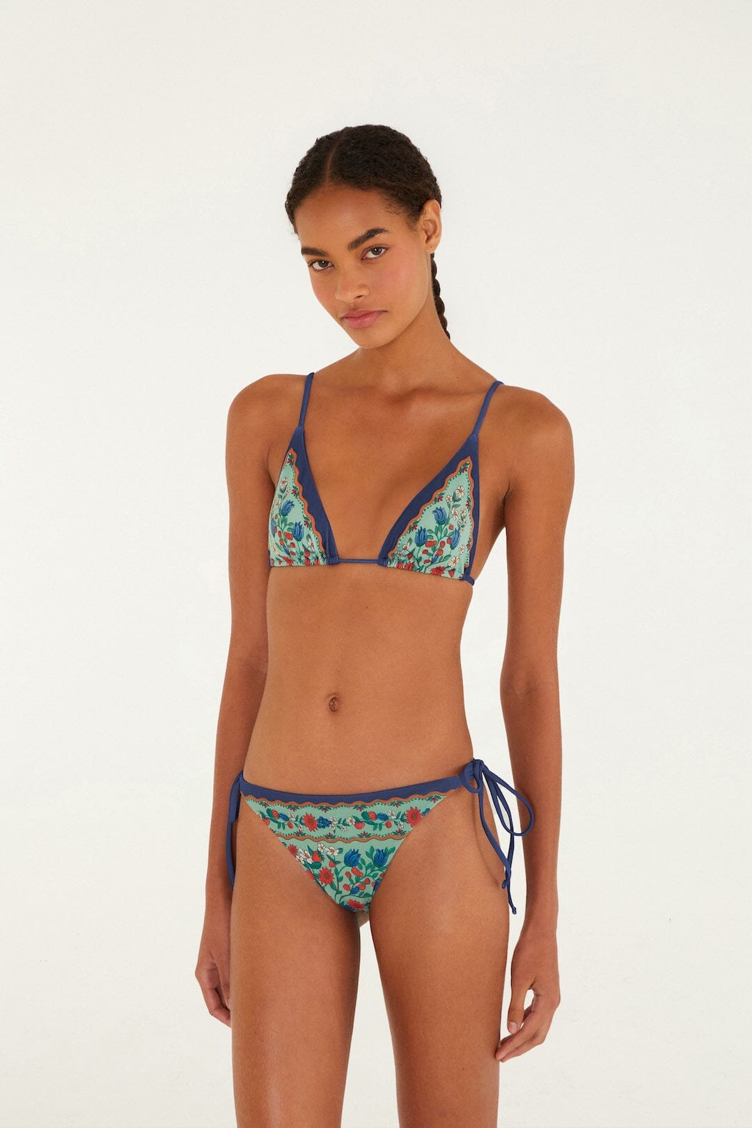 Top de bikini triangular verde desteñido con belleza frutal