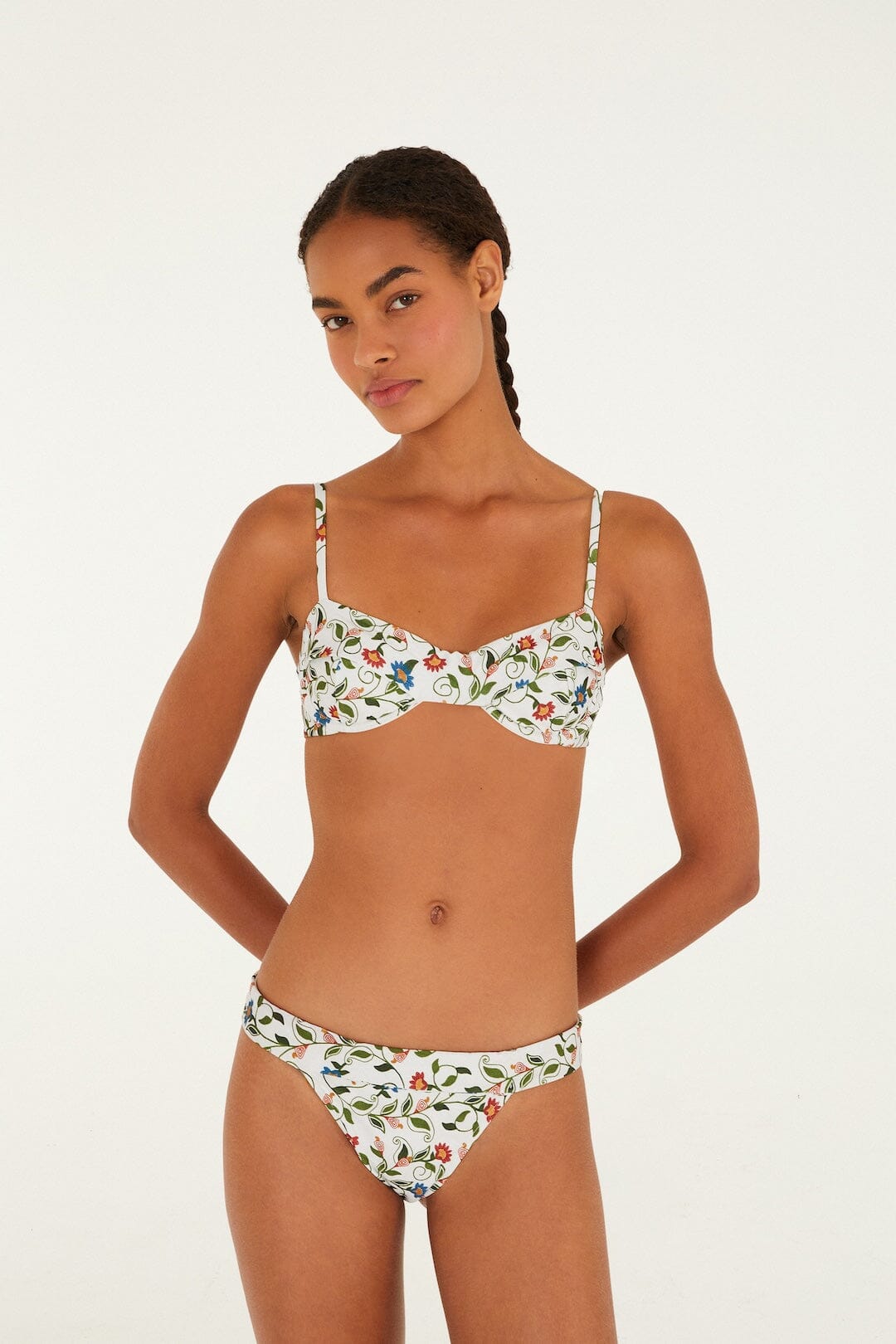 braguita de bikini con banda color hueso y jardín cosido