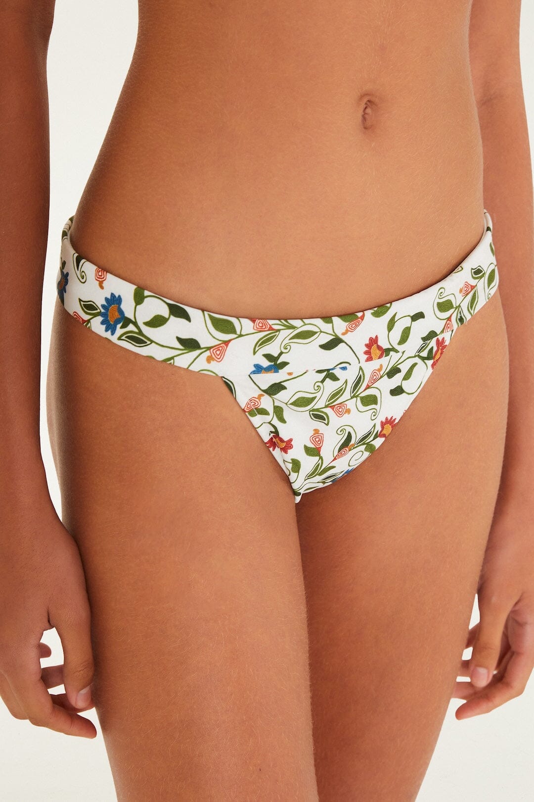 braguita de bikini con banda color hueso y jardín cosido
