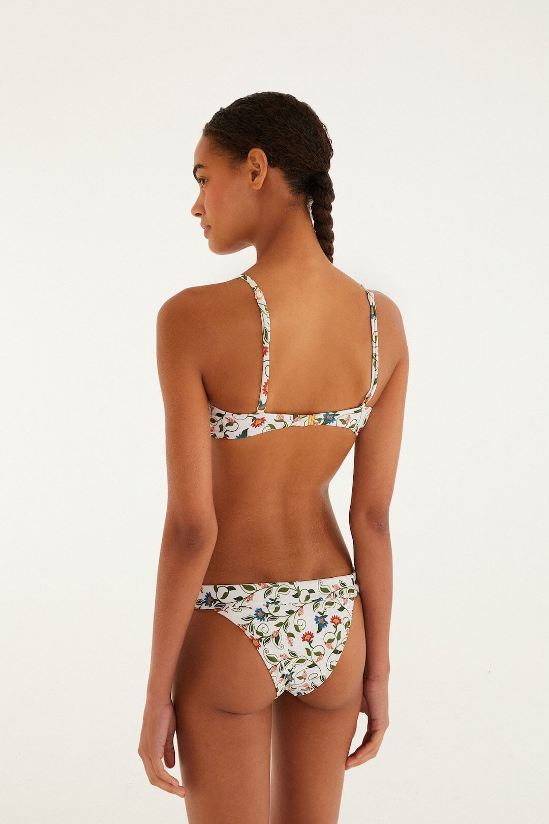 braguita de bikini con banda color hueso y jardín cosido