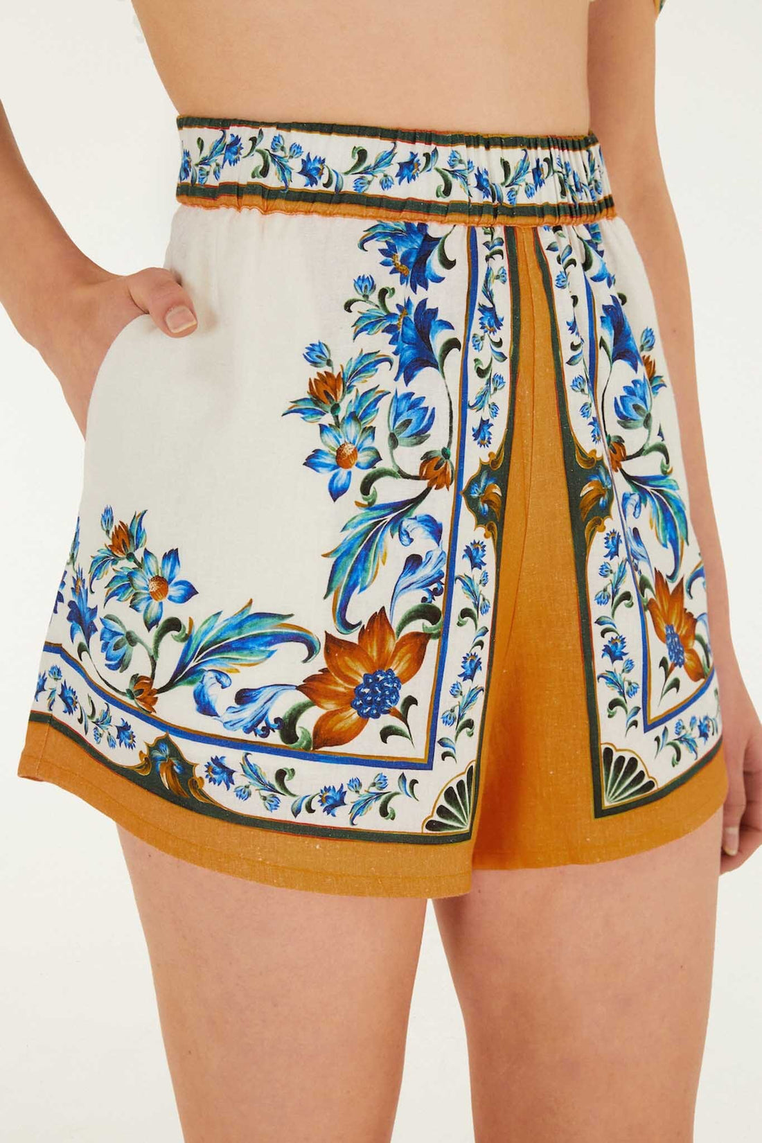 pantalones cortos blancos rotos con mosaico floral