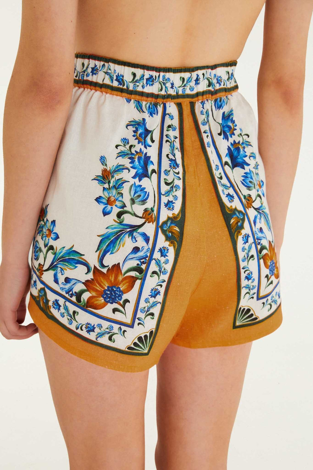 pantalones cortos blancos rotos con mosaico floral