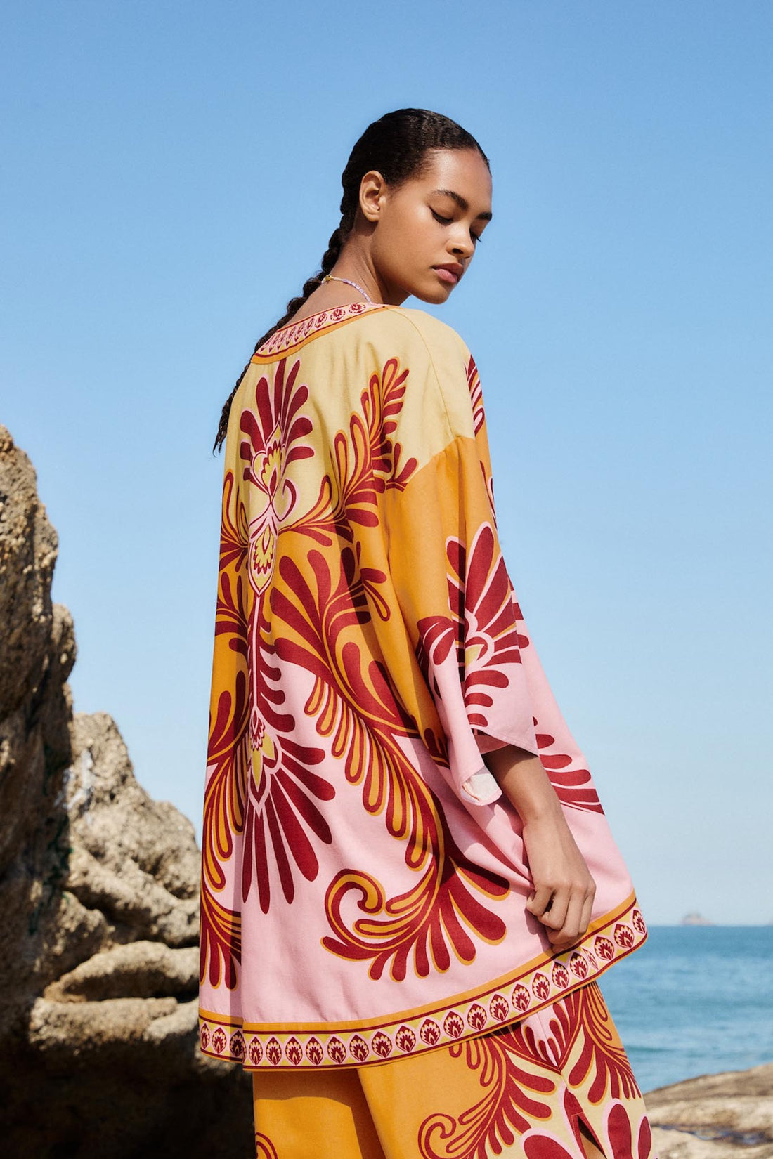 kimono arabesc amarillo suave
