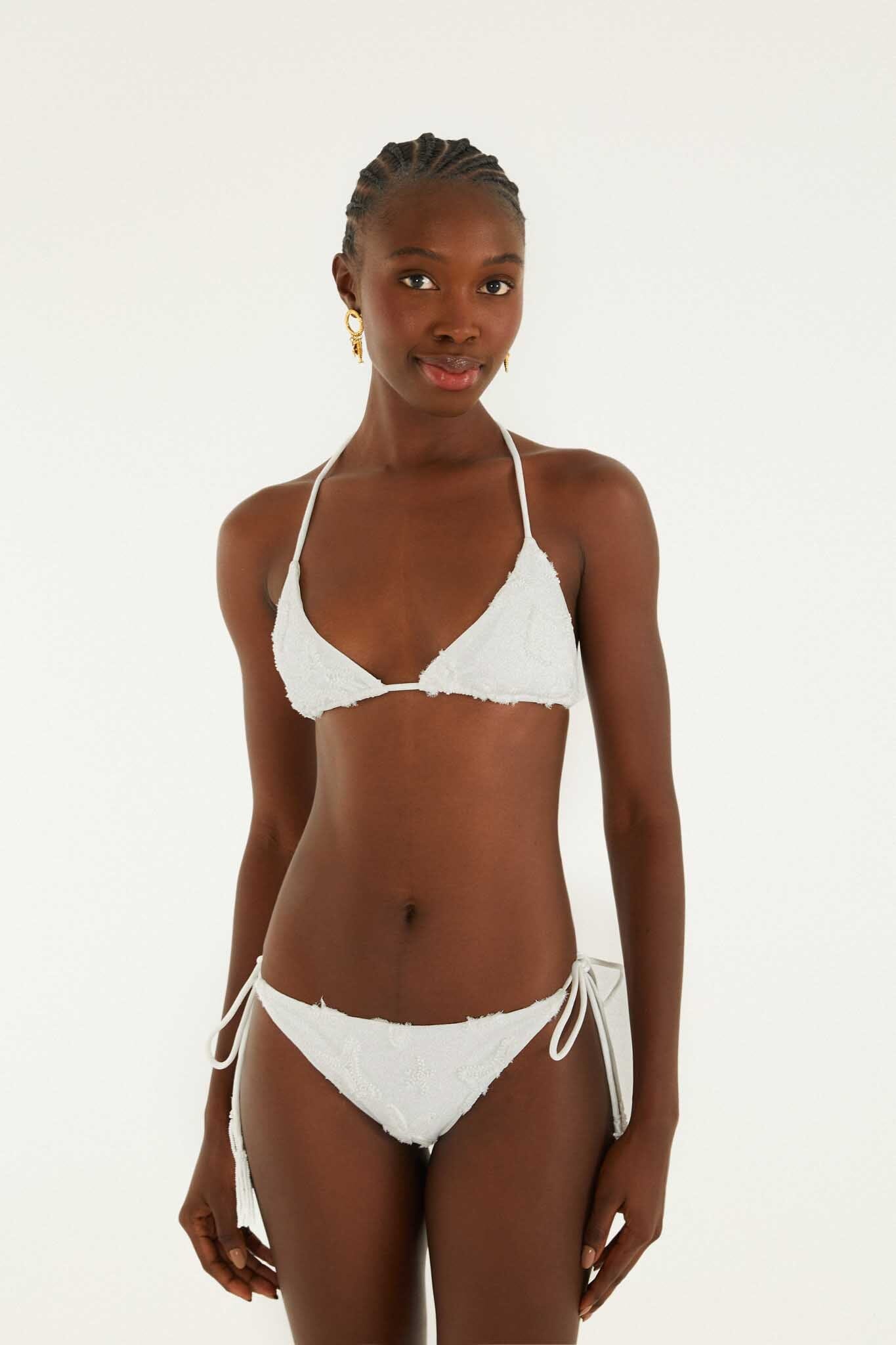 Calzón de Bikini Blanco con Cuentas y Lazos Laterales