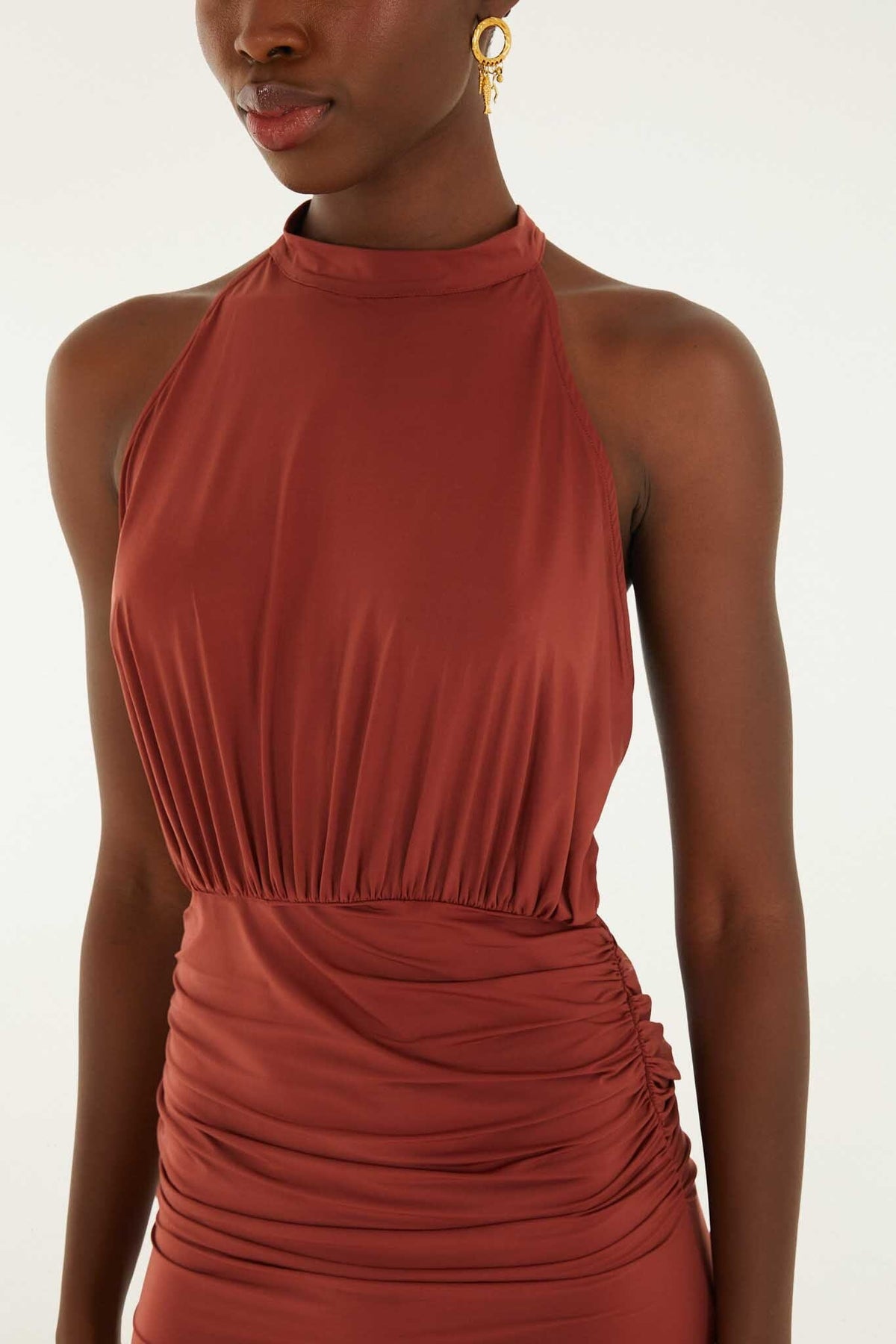 Mini Vestido Café con Cuello Alto, Drapeado y Espalda Descubierta