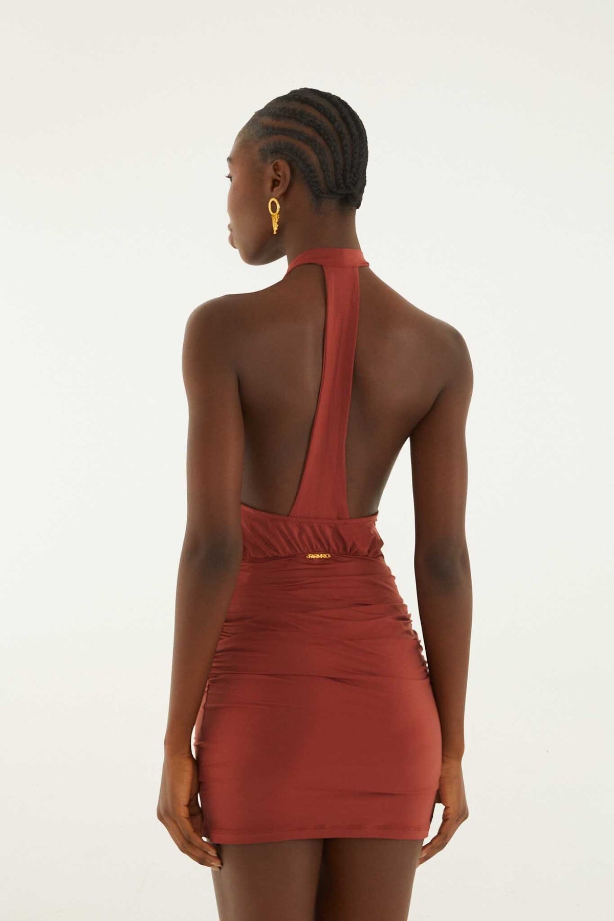 Mini Vestido Café con Cuello Alto, Drapeado y Espalda Descubierta