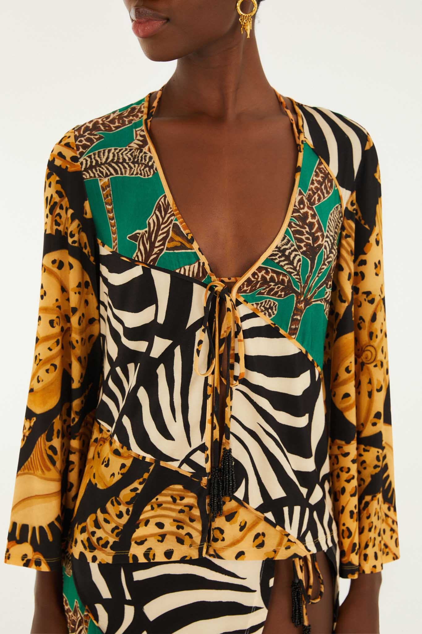 Blusa Mixed Patchwork con Anudado Frontal y Cuentas