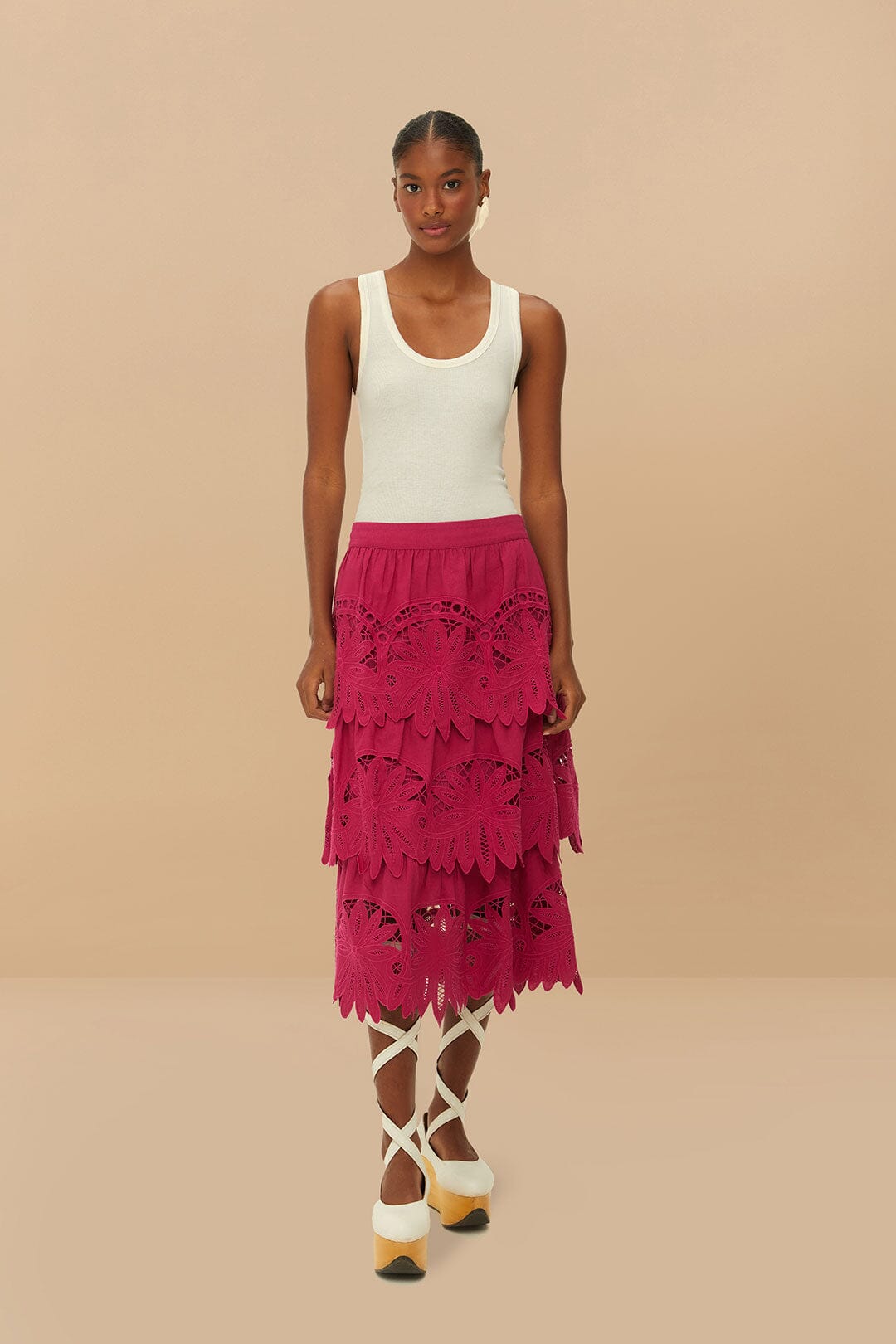 Falda midi bordada con margaritas rosas