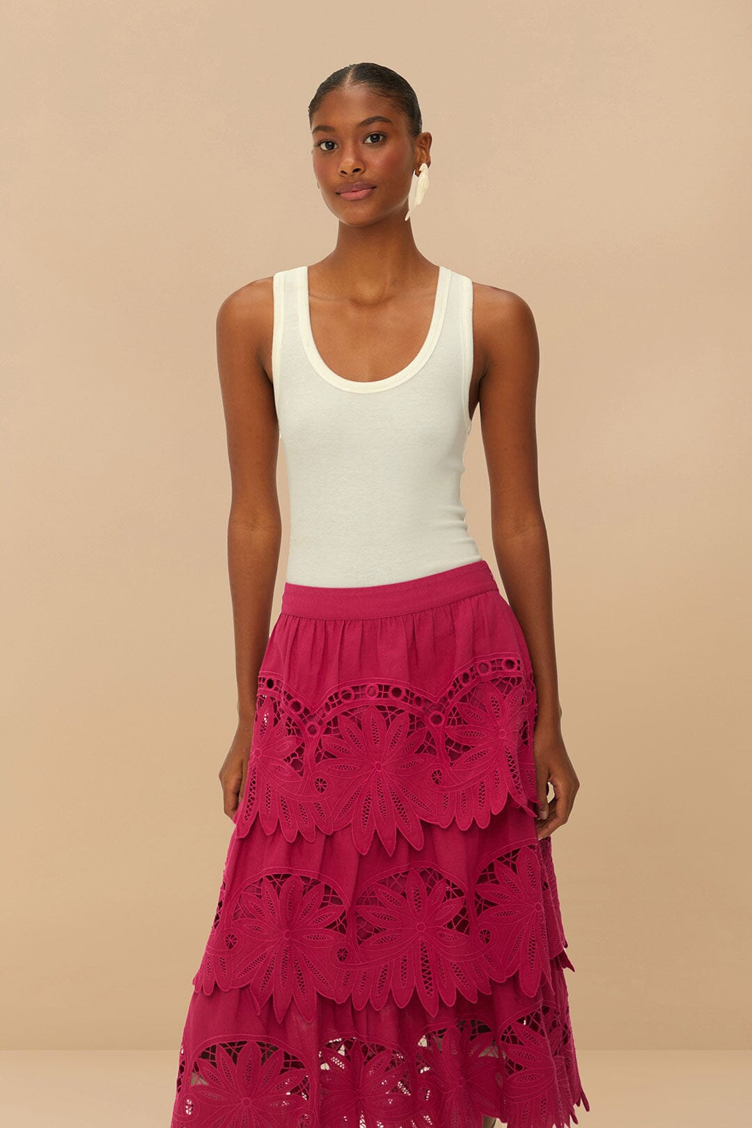 Falda midi bordada con margaritas rosas