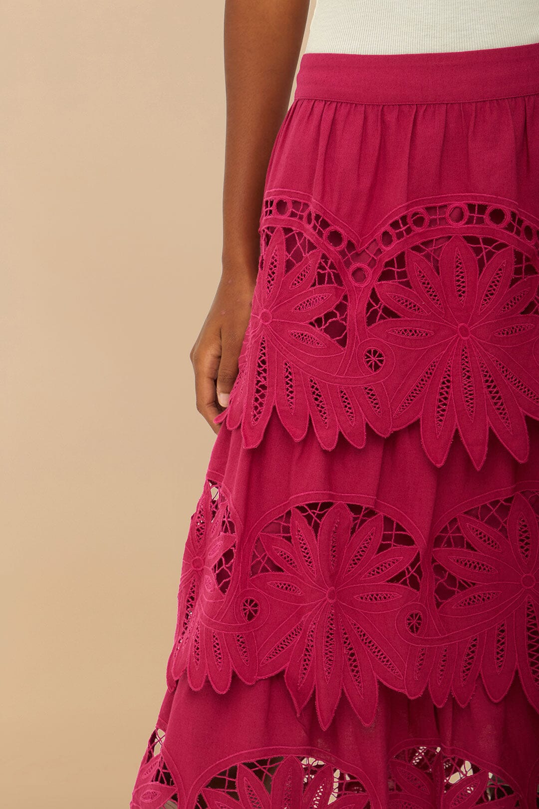 Falda midi bordada con margaritas rosas