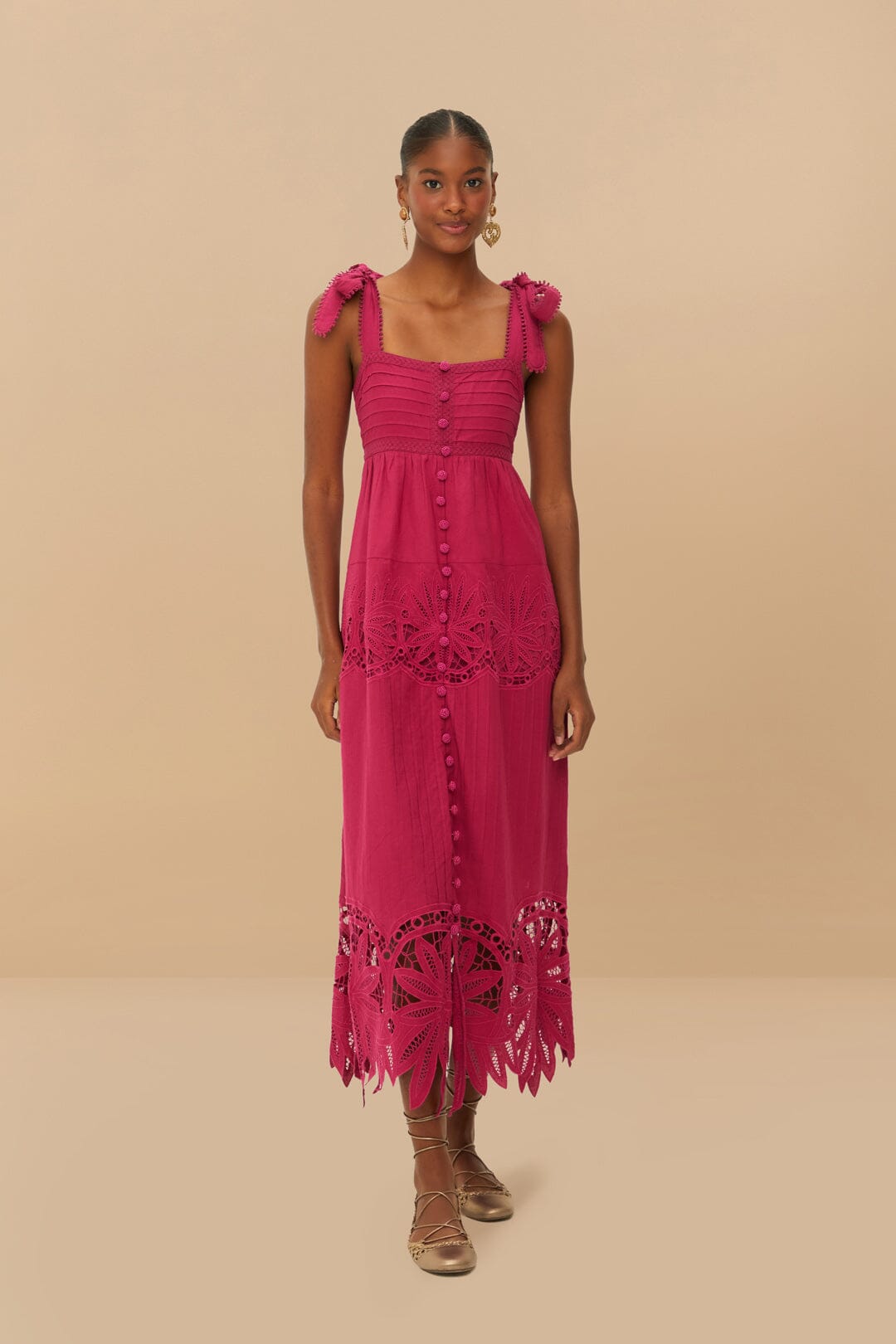 Vestido midi sin mangas con bordado de margaritas rosa