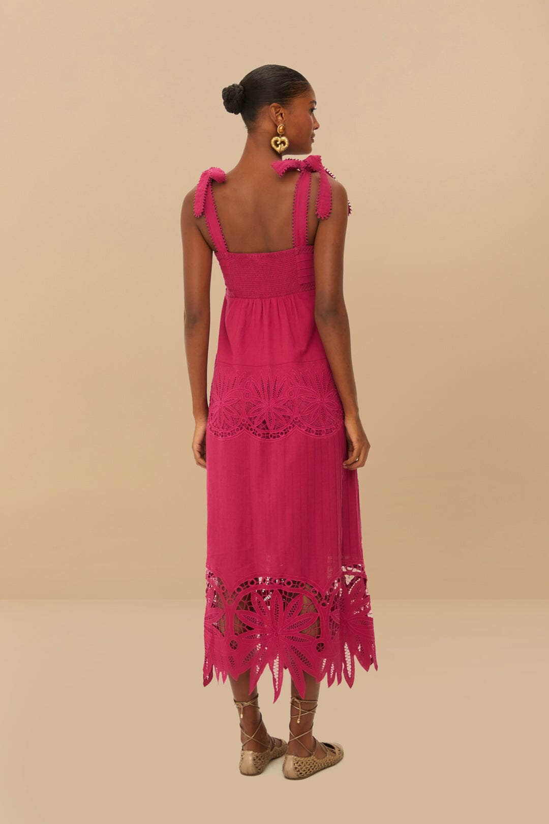 Vestido midi sin mangas con bordado de margaritas rosa